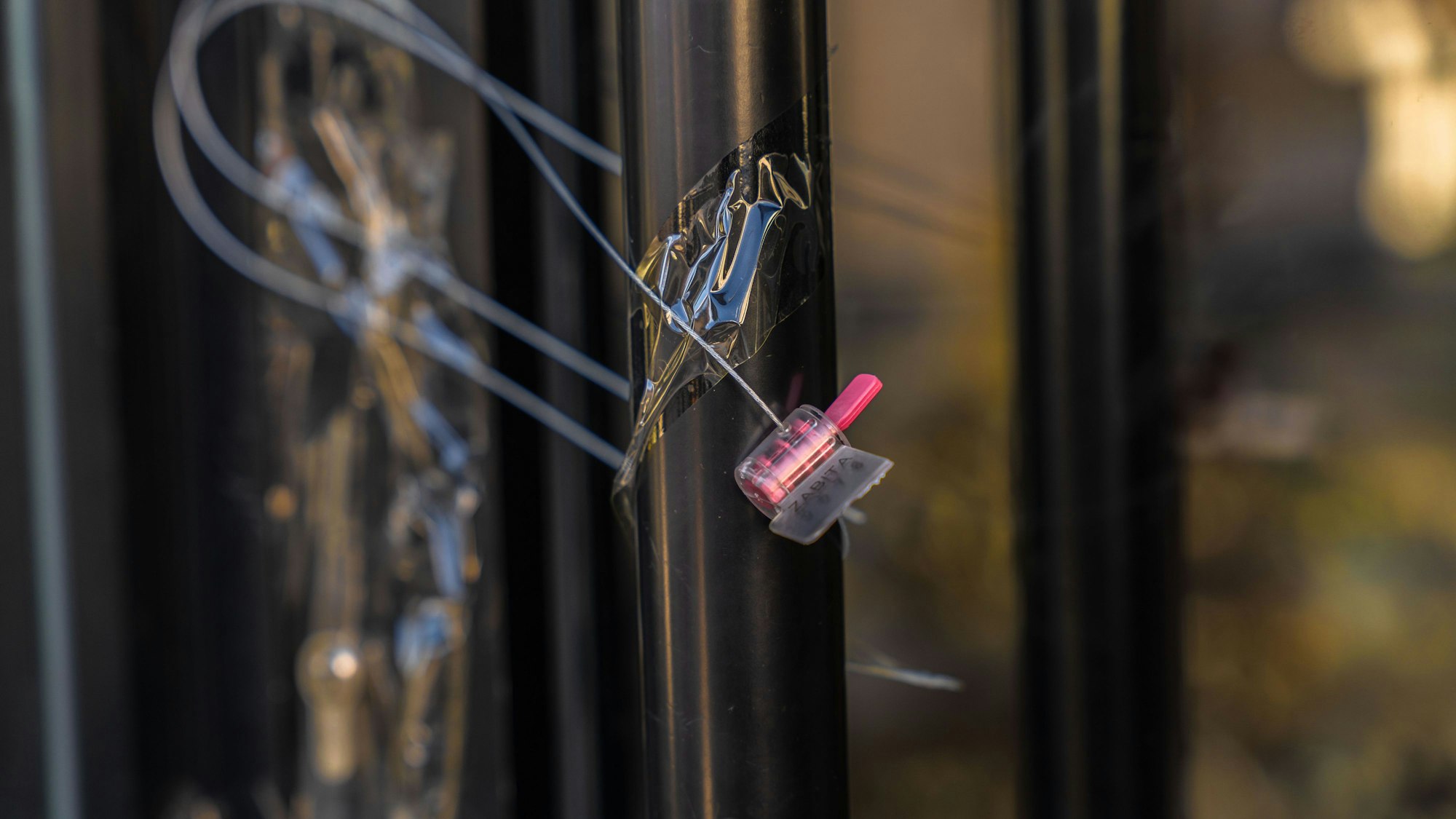 Die Tür eines Hoteleingangs ist verplombt. Fünf Monate nach dem Tod einer vierköpfigen Familie aus Hamburg beginnt am Dienstag der Prozess gegen sechs Angeklagte in Istanbul. (Archivbild)