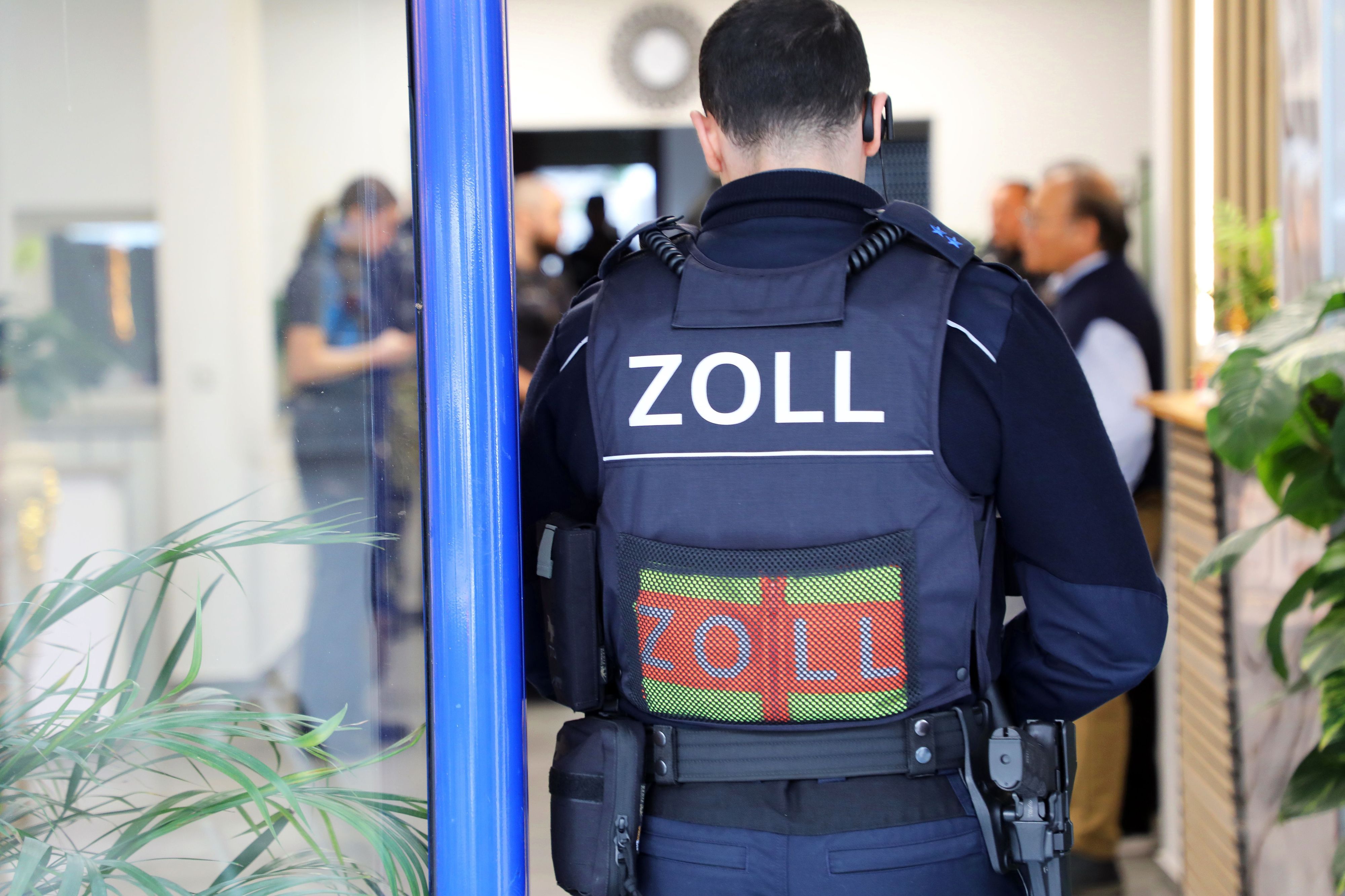 Zollbeamte bei der Kontrolle in einem Nagelstudio in Köln.