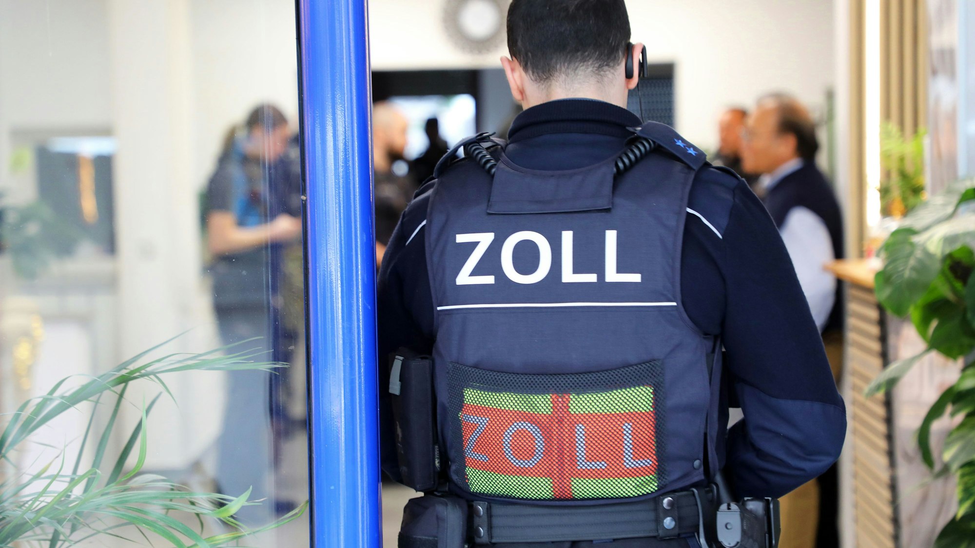 Zollbeamte bei der Kontrolle in einem Nagelstudio in Köln.