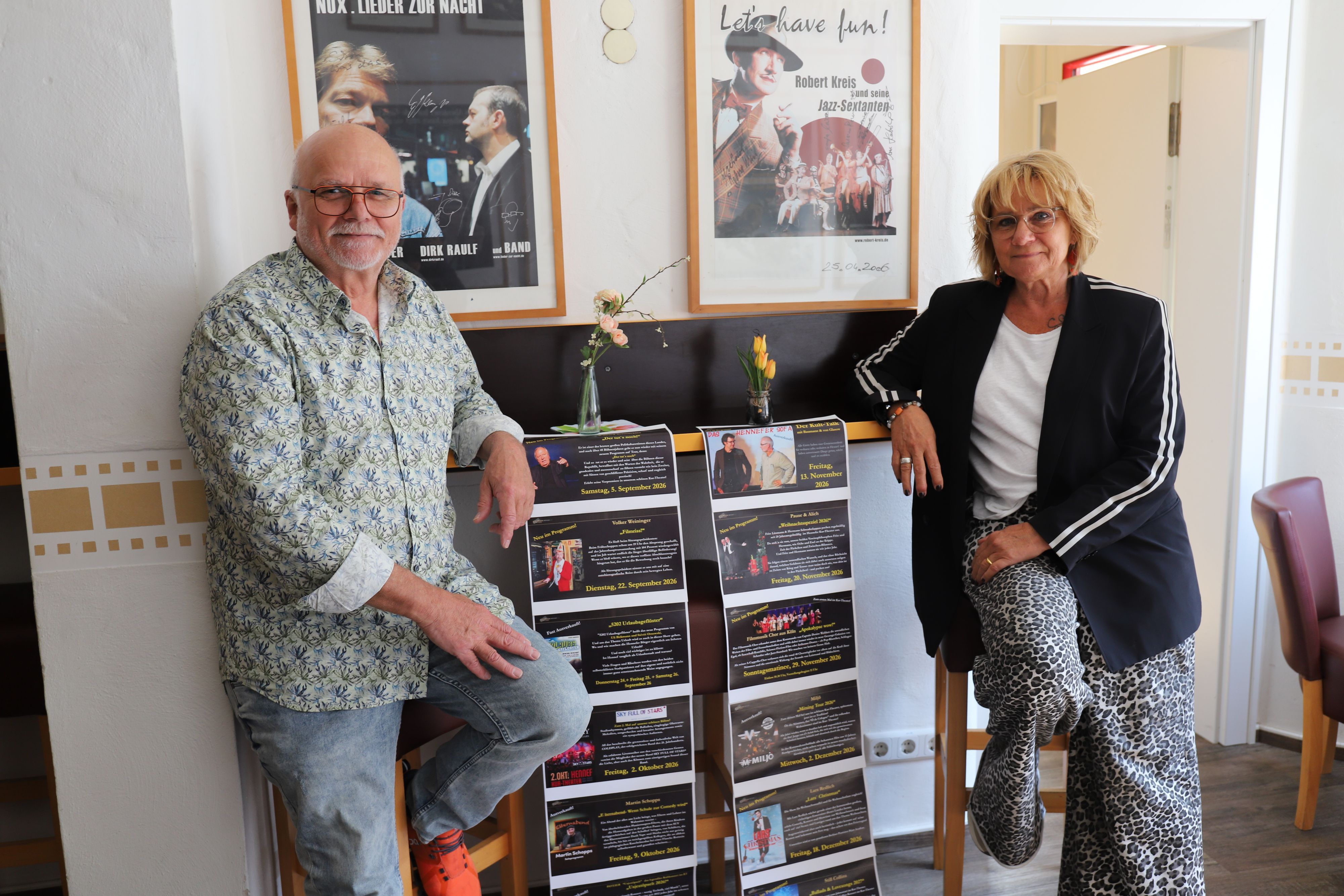 Ingo (l.) und Gaby Teusch stellten das Programm im Bistro des Kurtheaters in Hennef für das zweite Halbjahr vor.