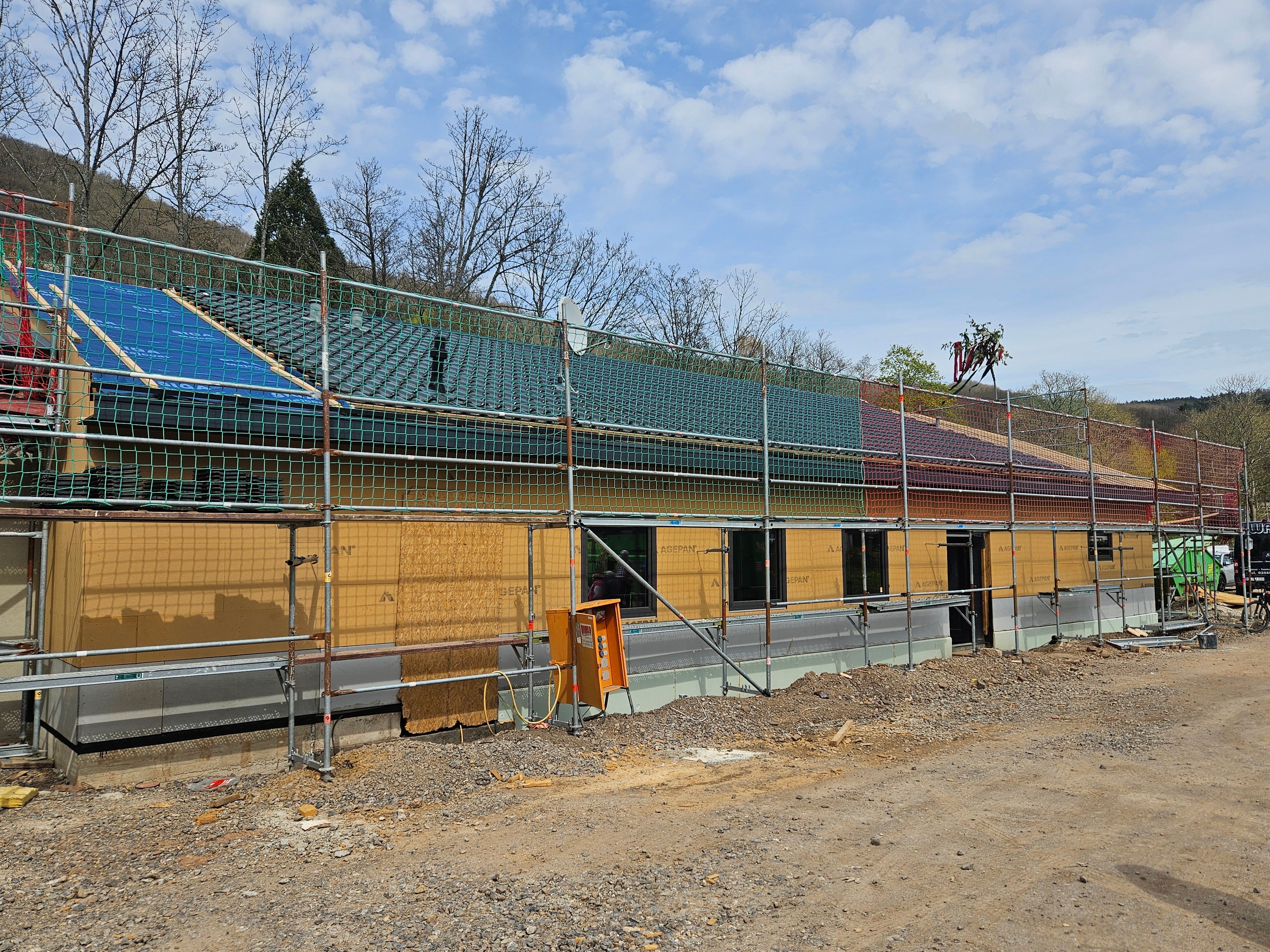 Blick auf das eingerüstete Schießhaus und den Hof.