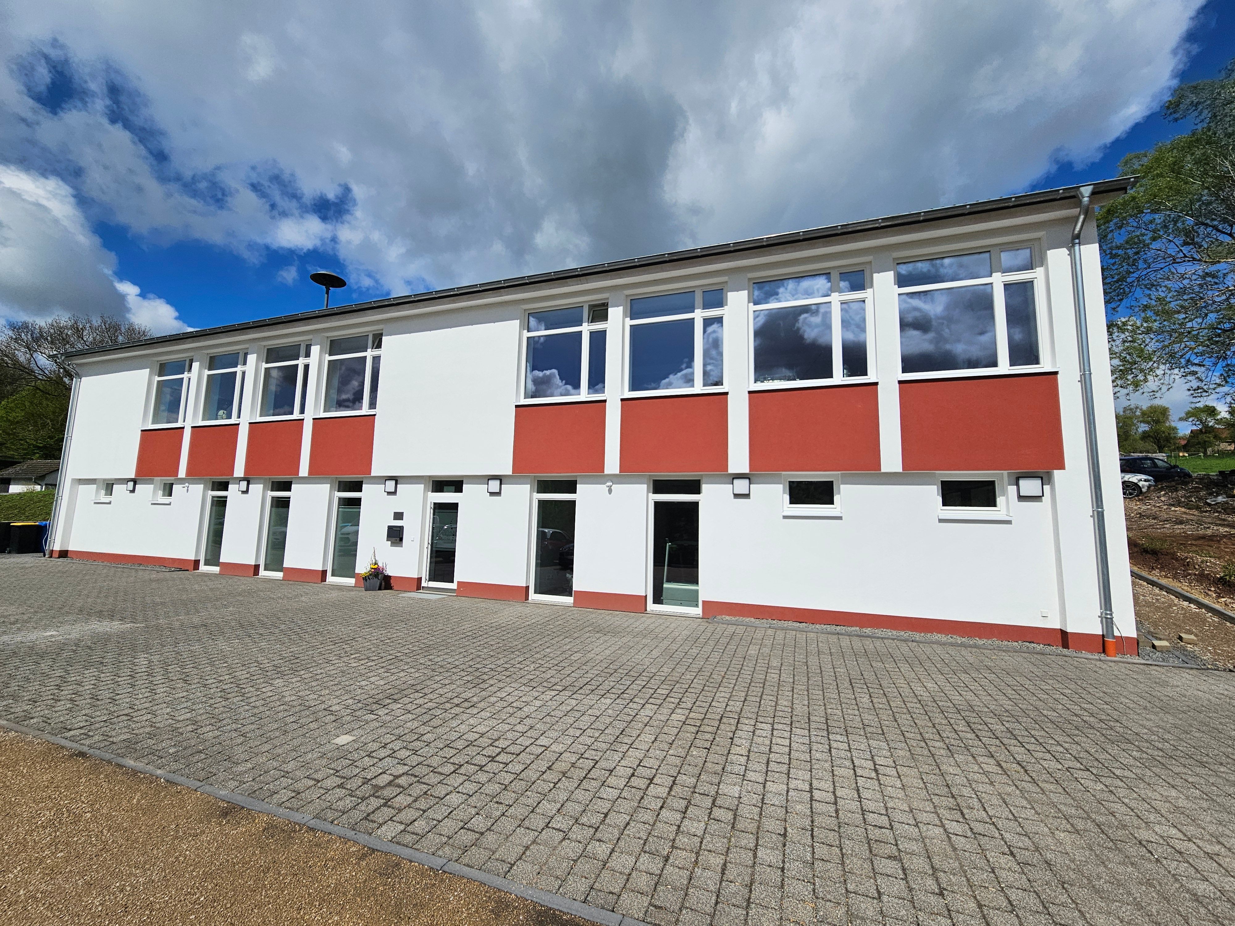 Blick von auf die alte Schule in Pesch.