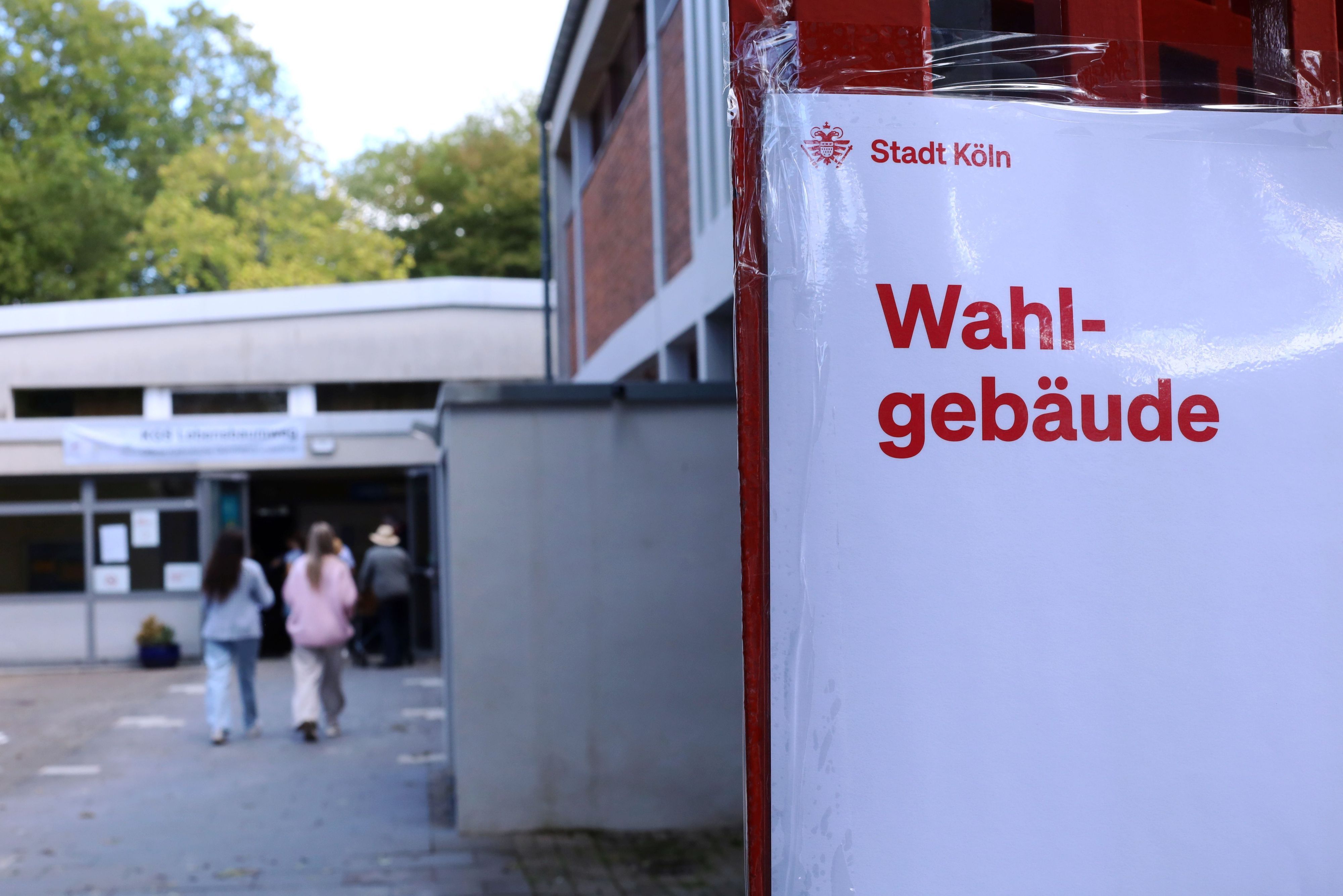 Das Bild zeigt ein Wahllokal bei der Oberbürgermeisterwahl 2025 und Kommunalwahl 2025 in Heimersdorf.