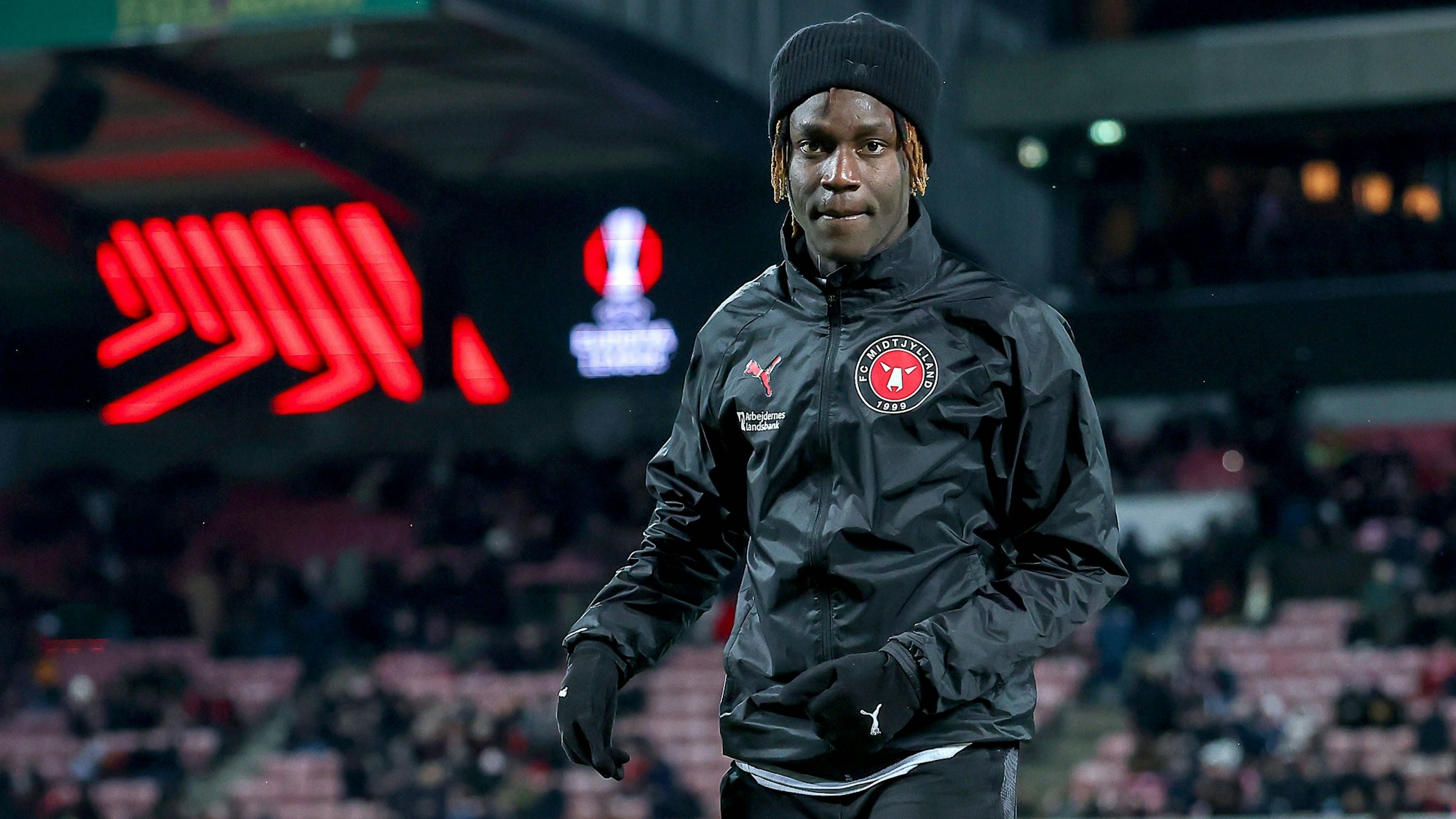 Vor einem Spiel des FC Midtjylland steht Alamara Djabi im Stadion.