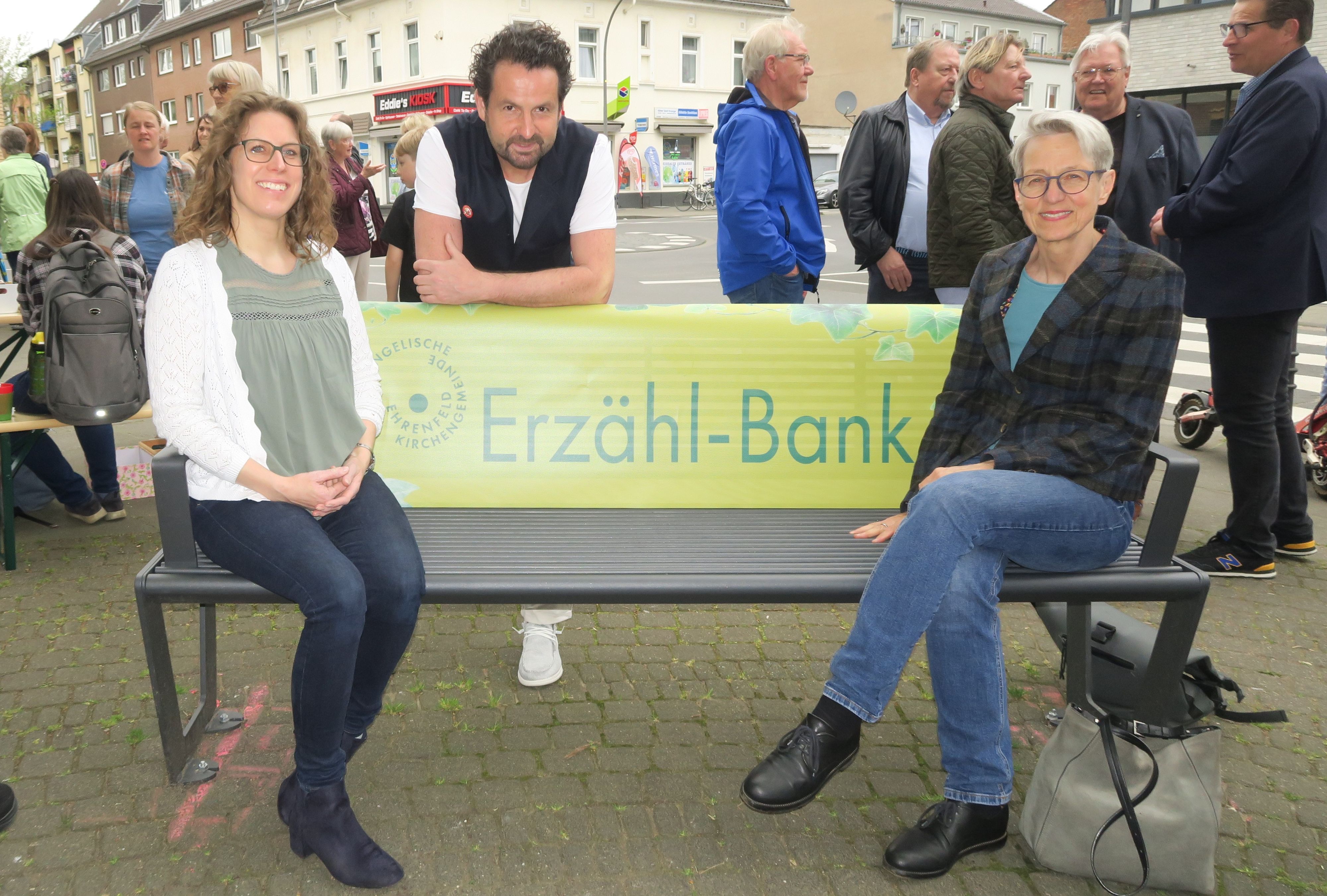 Noch Platz für Besucher: Kristina Tsoleridis, Ralf Görres und Uta Walger (v.l.) testeten schon mal eine Erzählbank an.