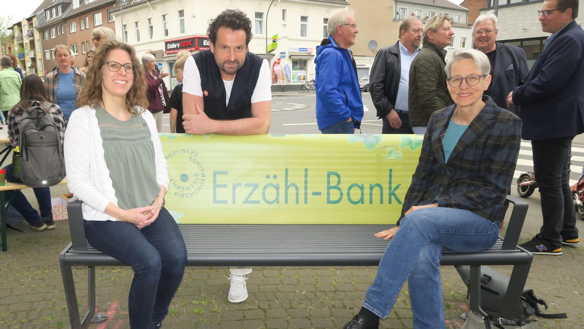 Noch Platz für Besucher: Kristina Tsoleridis, Ralf Görres und Uta Walger (v.l.) testeten schon mal eine Erzählbank an.