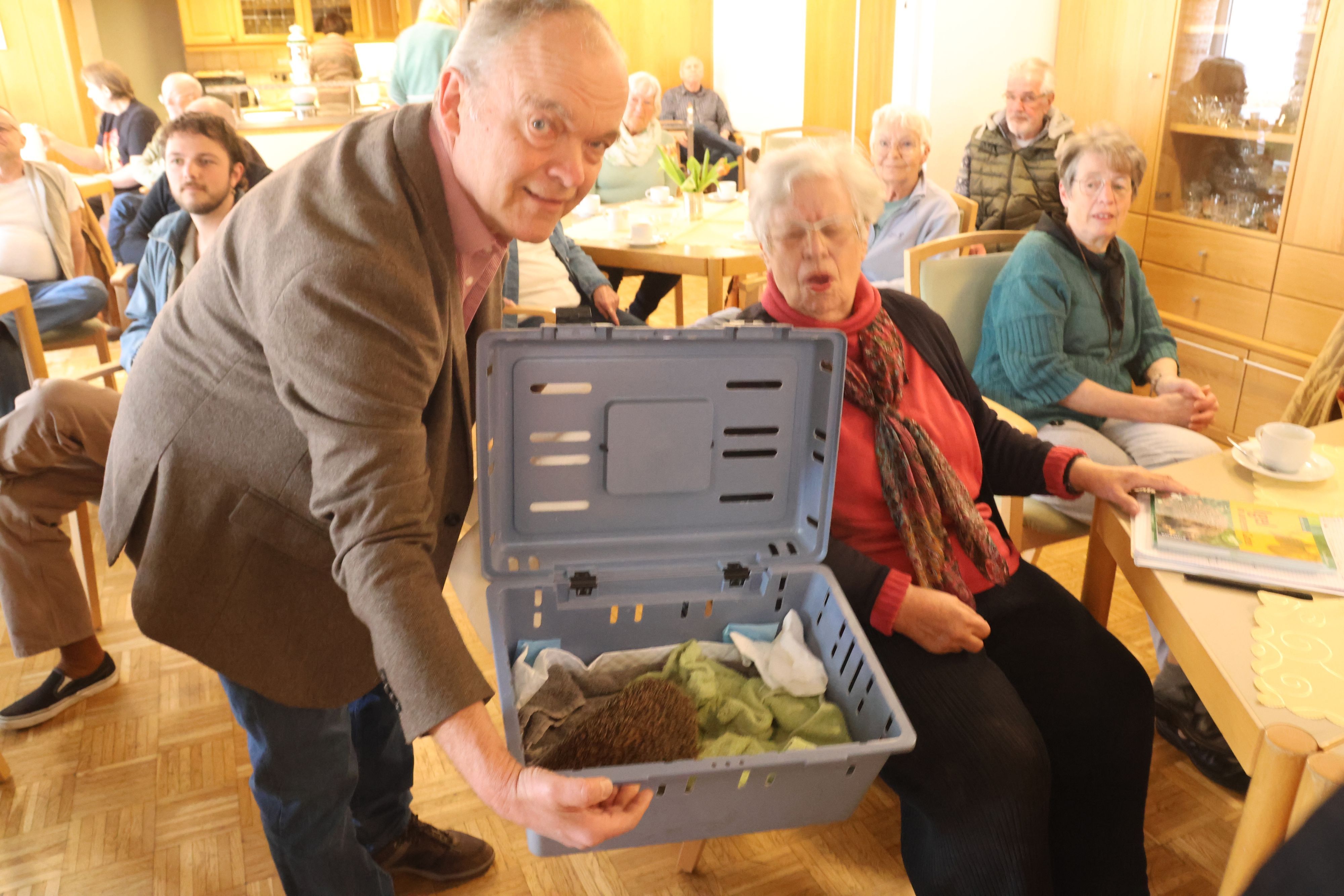 Reiner Stegemann von der Ortsgruppe Waldbröl des Naturschutzbundes präsentiert den Zuhörerinenn und Zuhörern die Igeldame Paula, die im Januar in einer Igelstation abgegeben worden ist.