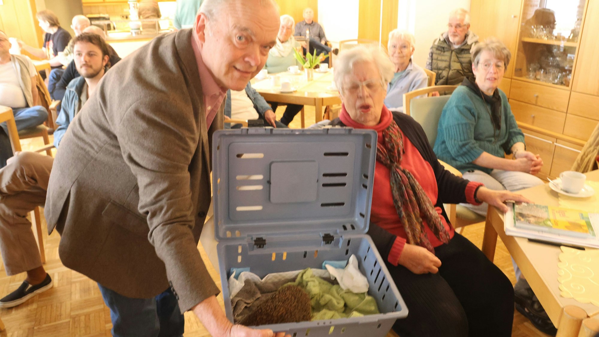 Reiner Stegemann von der Ortsgruppe Waldbröl des Naturschutzbundes präsentiert den Zuhörerinenn und Zuhörern die Igeldame Paula, die im Januar in einer Igelstation abgegeben worden ist.