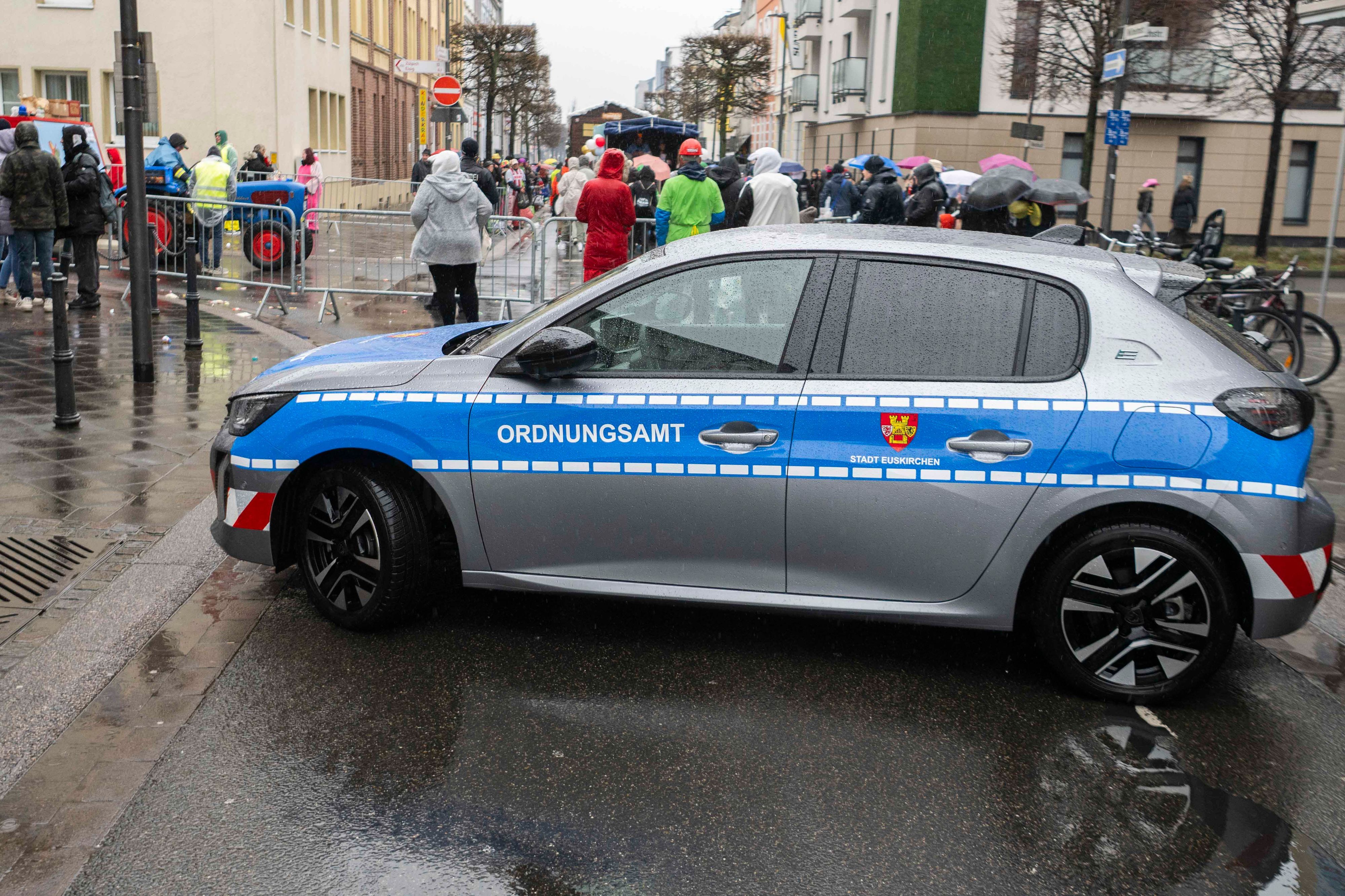 Das Bild zeigt ein Auto des Euskirchener Ordnungsamt. Es wurde beim Rosenmontagszug als mobile Sperre eingesetzt.