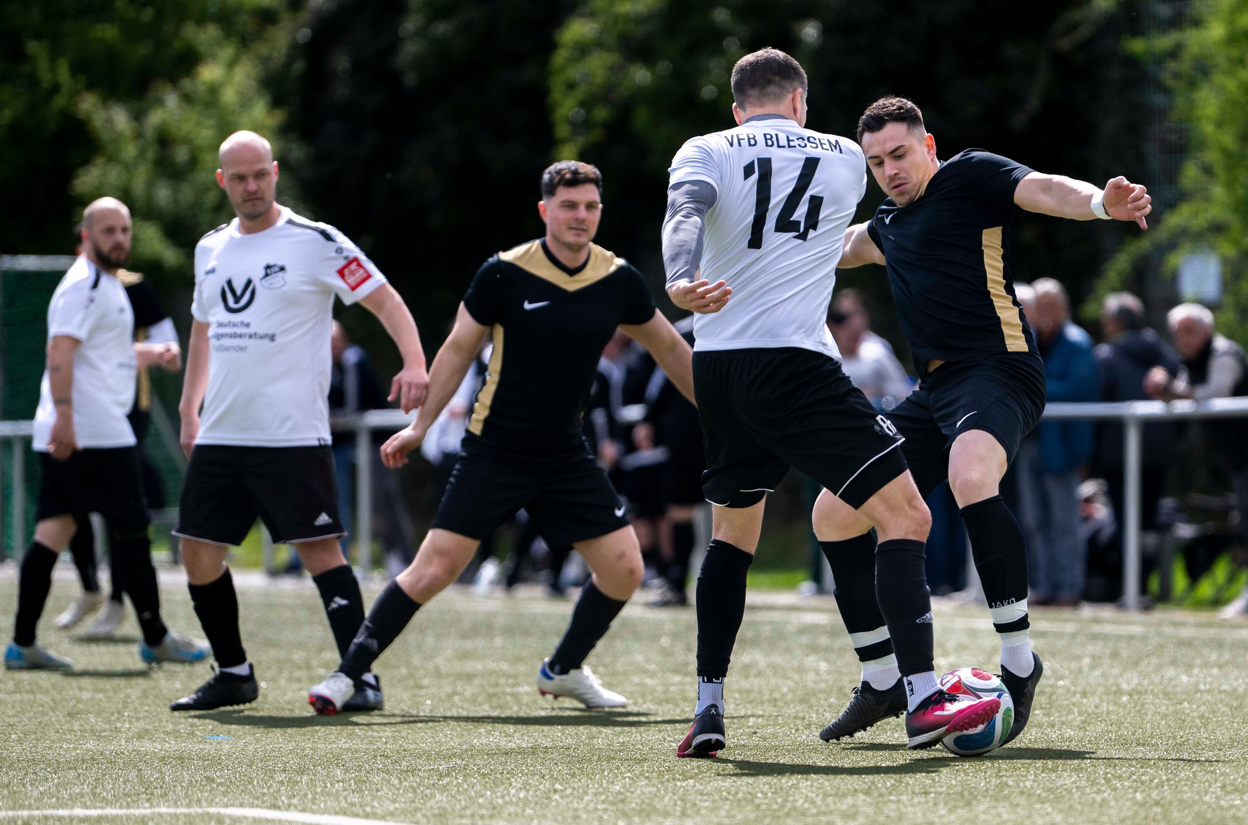 Ein Blessemer Spieler ist am Ball und wird von einem Euskirchener attackiert.