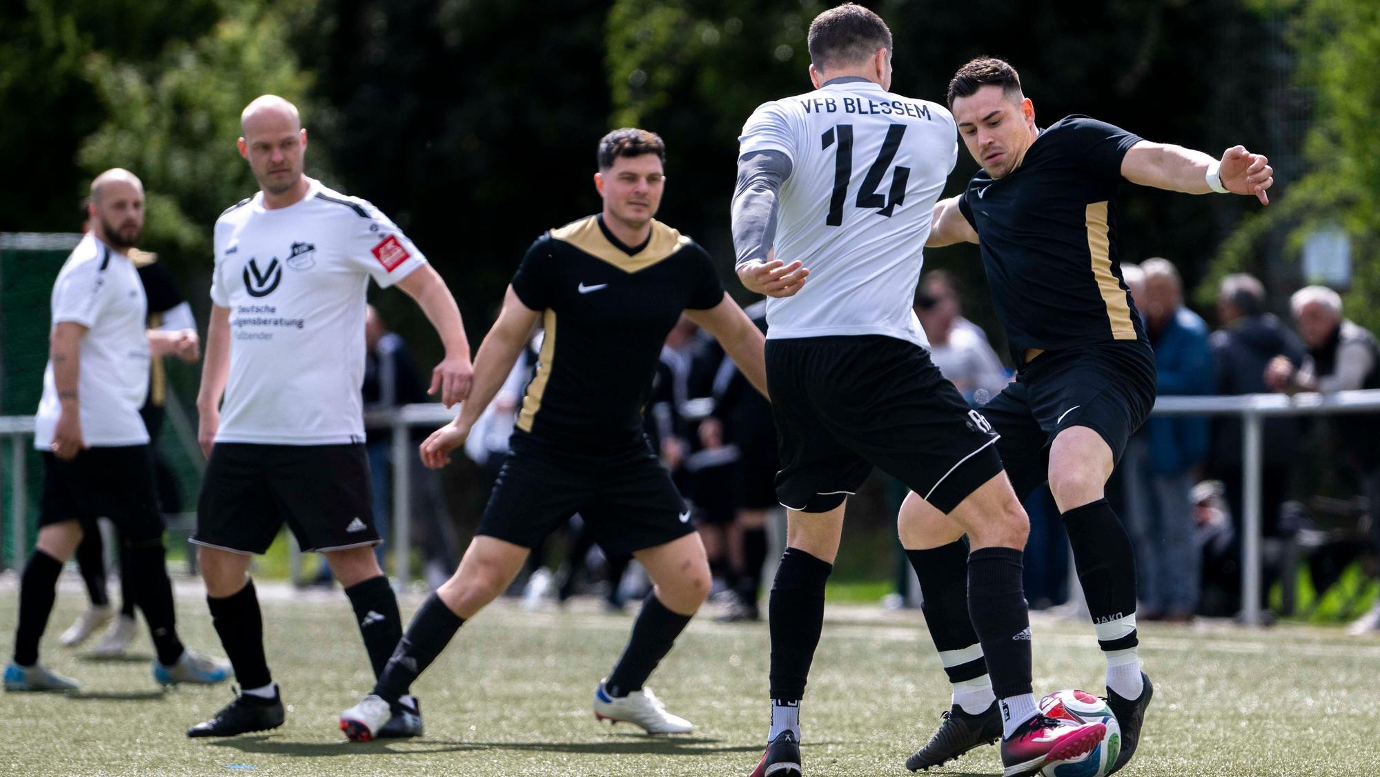 Ein Blessemer Spieler ist am Ball und wird von einem Euskirchener attackiert.