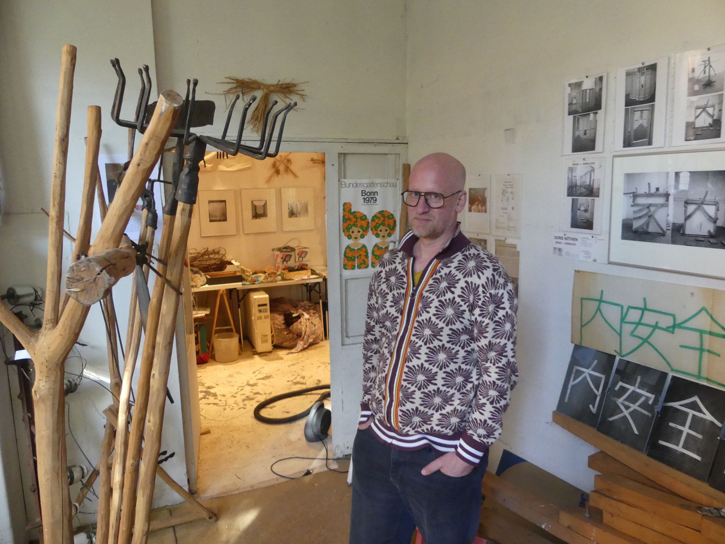 Gerrit Hingst im Atelier seiner Mutter Doris Nöthen.