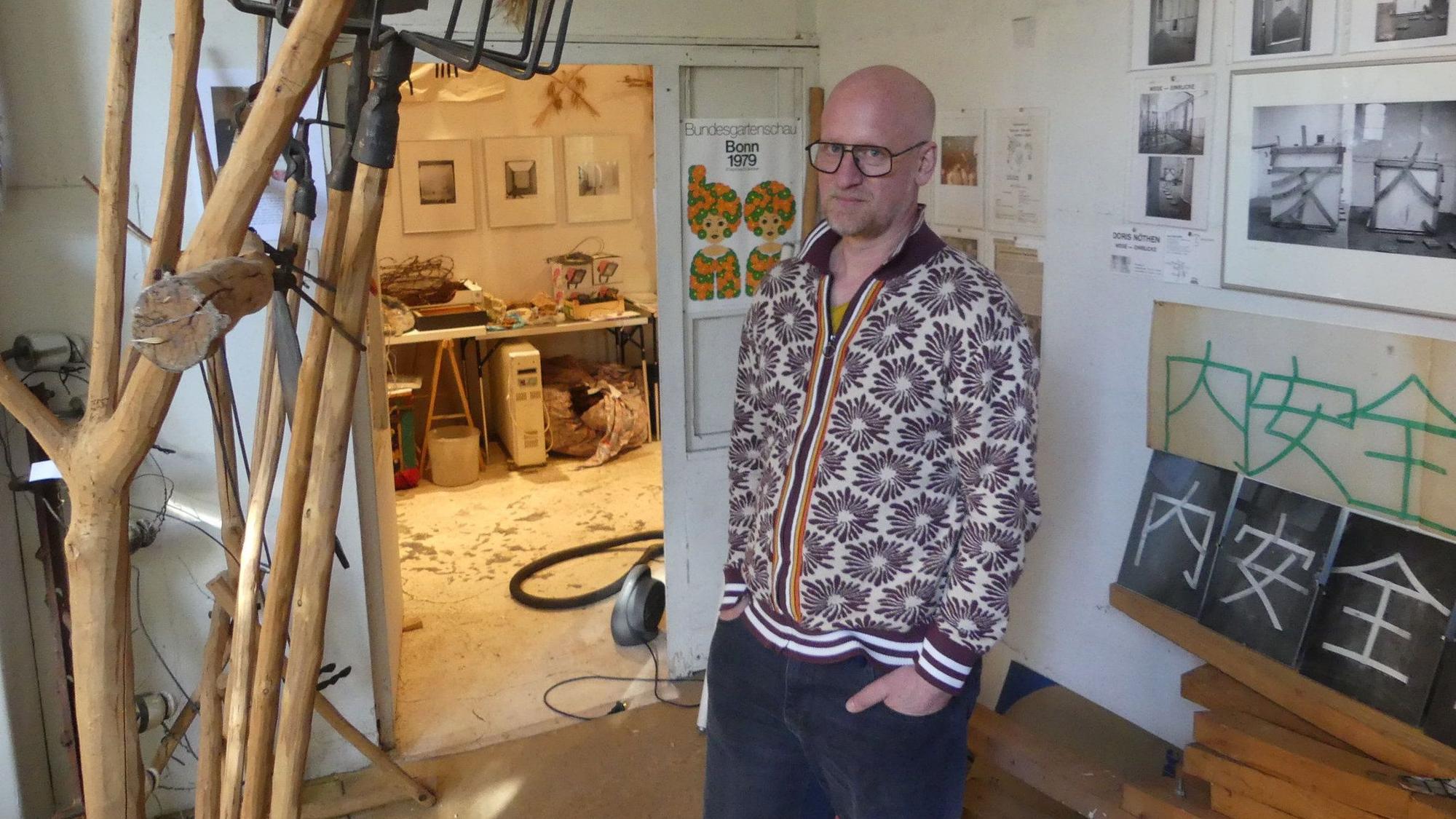 Gerrit Hingst im Atelier seiner Mutter Doris Nöthen.