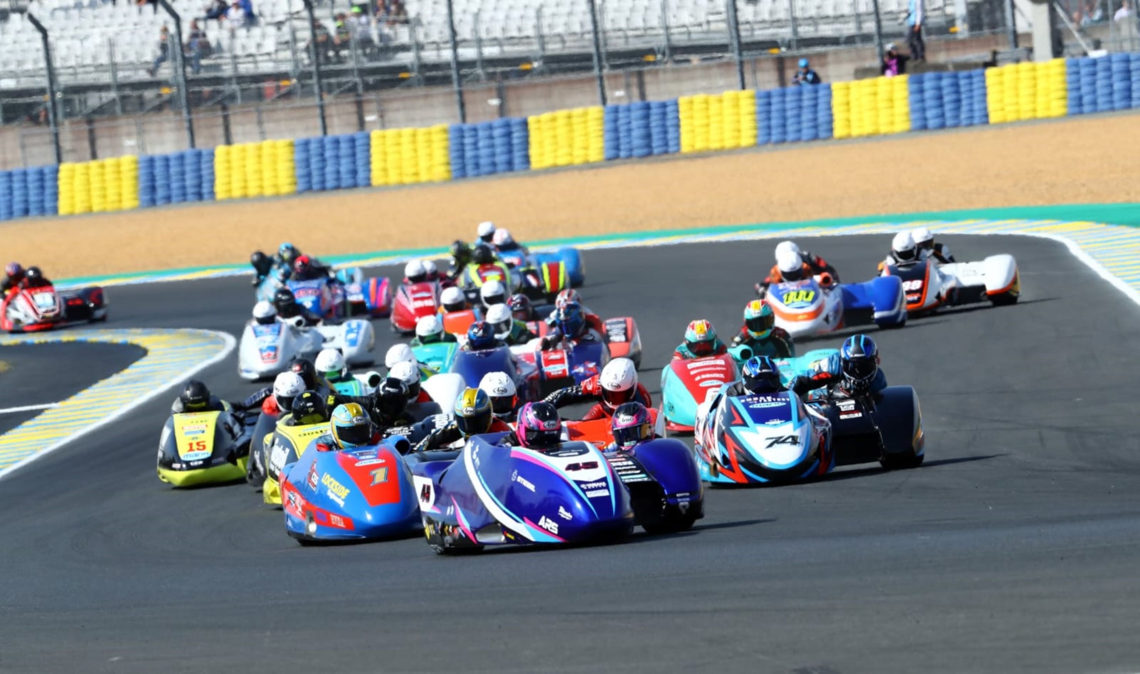 Szene aus einem Seitenwagen-Rennen