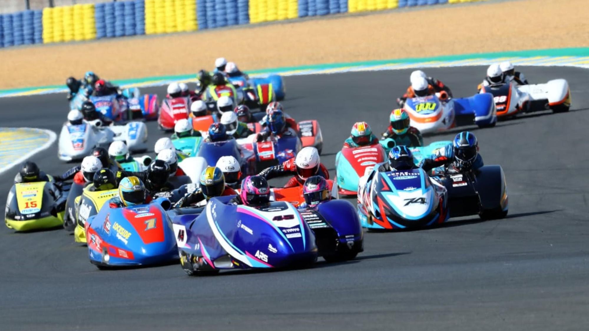 Szene aus einem Seitenwagen-Rennen