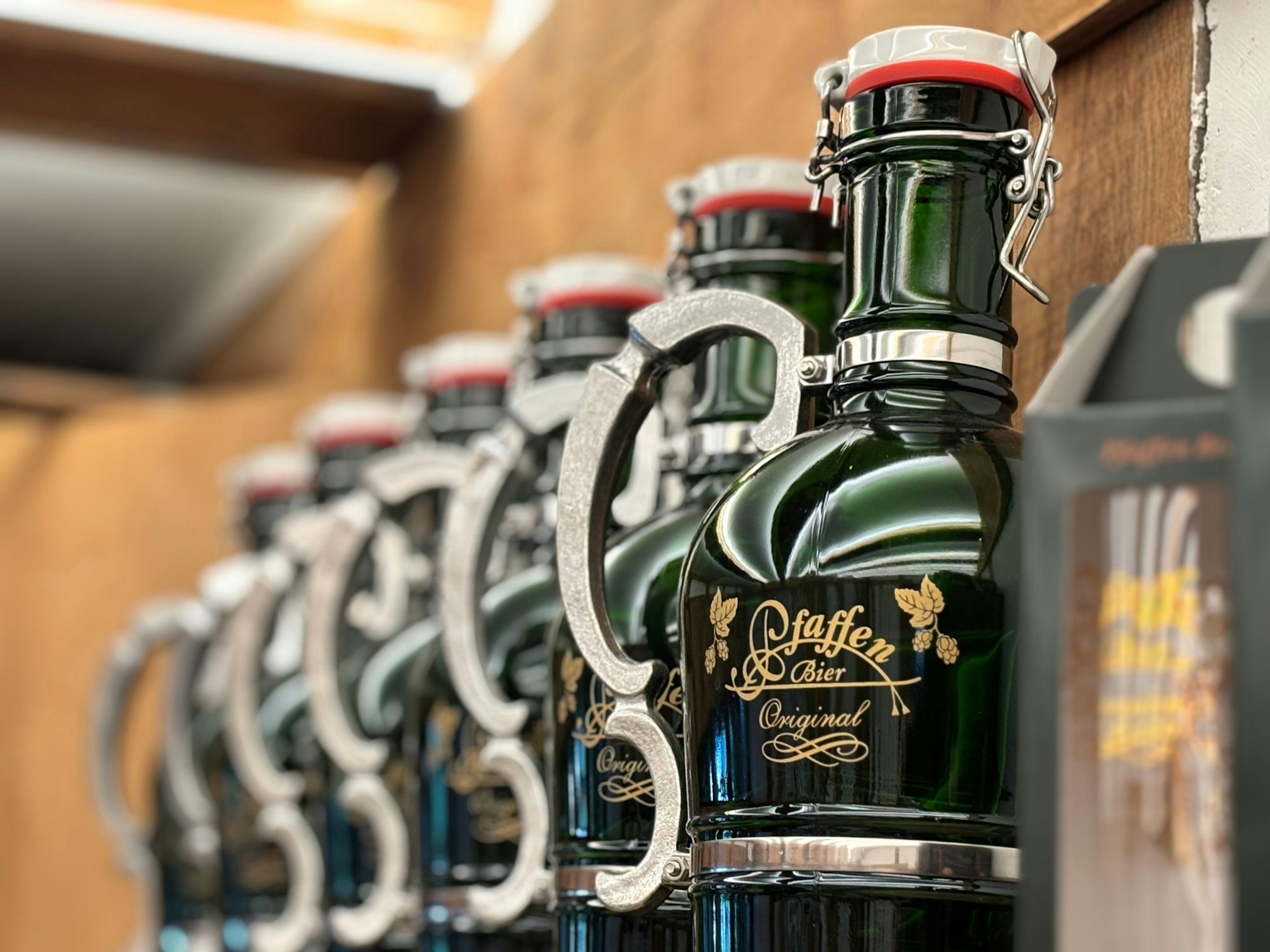 Zwei-Liter-Bierkrüge stehen aufgereiht in einem Regal.