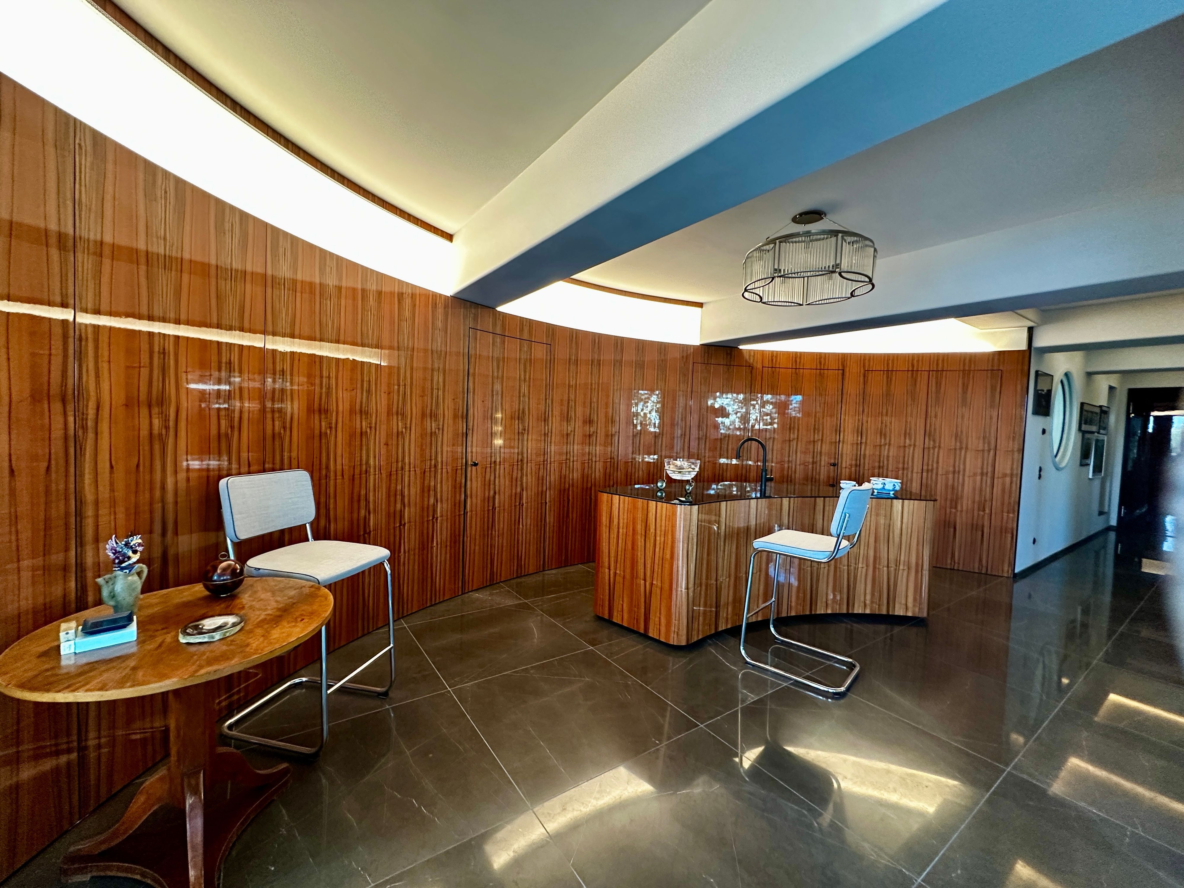 Die Küche im Halbrund ist Maßarbeit mit sich öffnendem Küchenblock