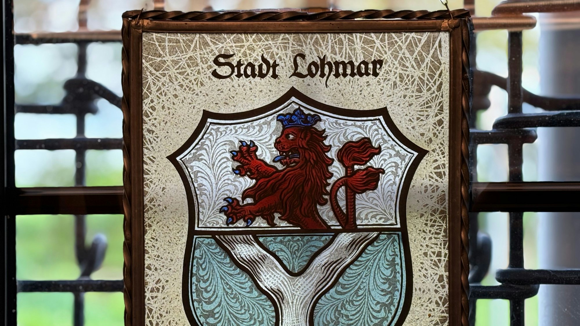 Die Aufnahme zeigt das Lohmarer Stadtwappen, das in Glas verarbeitet wurde.