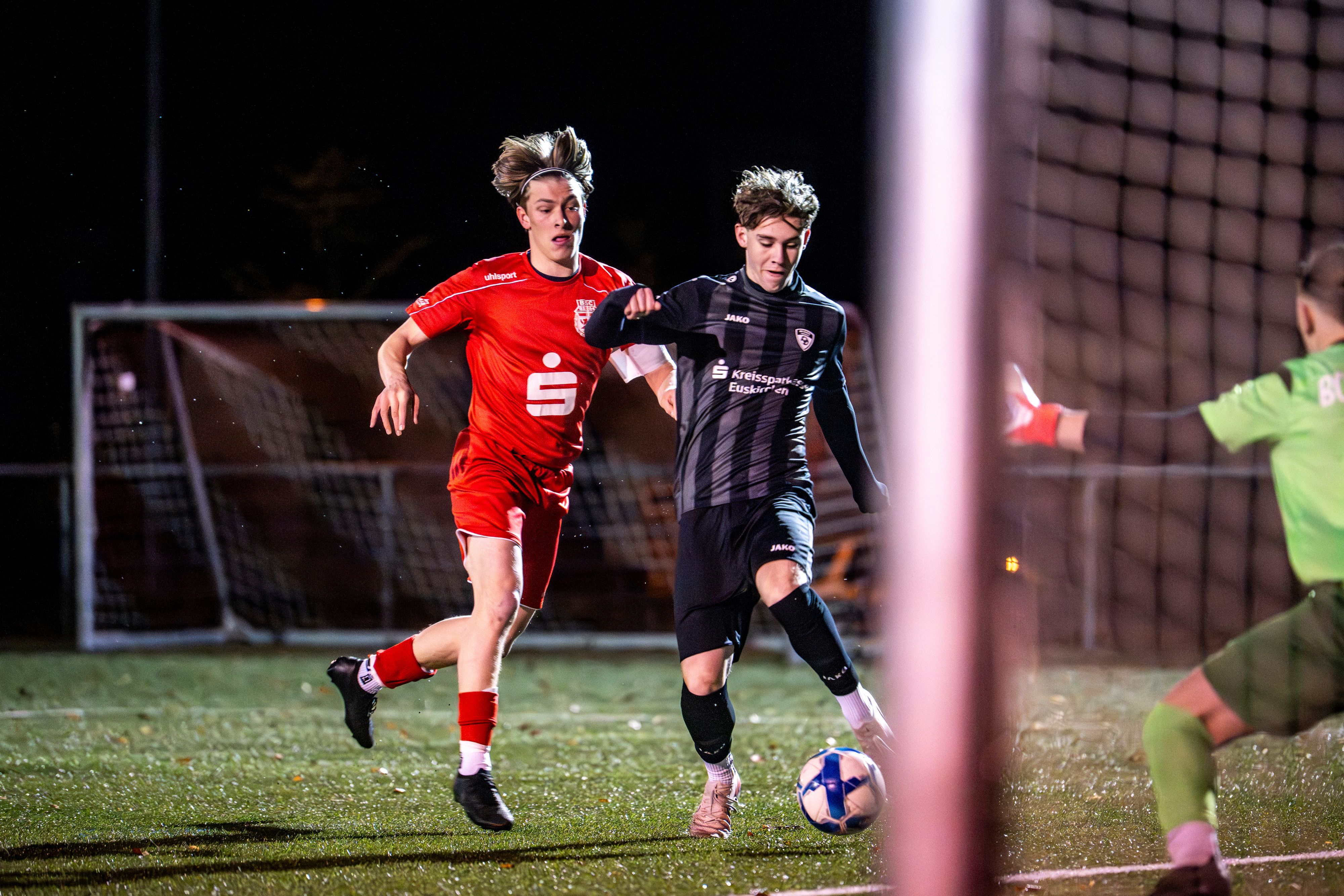 Aaron Mertens schießt, verfolgt vom Gegenspieler, aufs Tor.