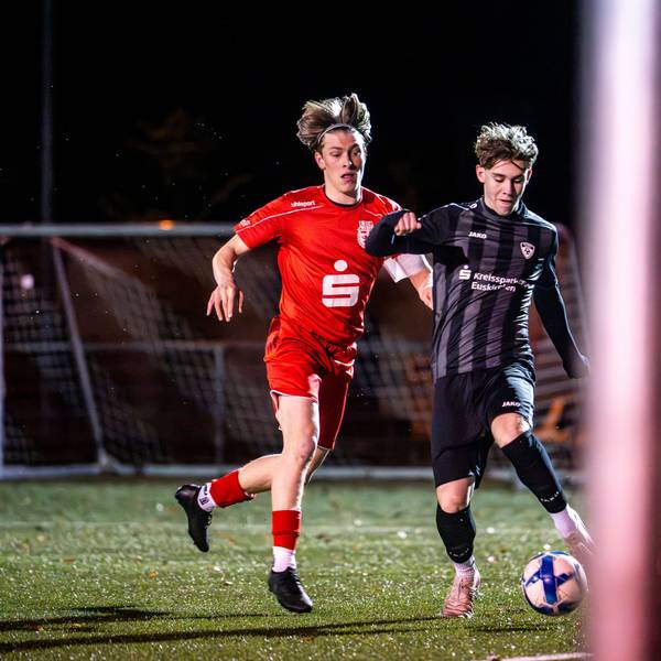 Aaron Mertens schießt, verfolgt vom Gegenspieler, aufs Tor.