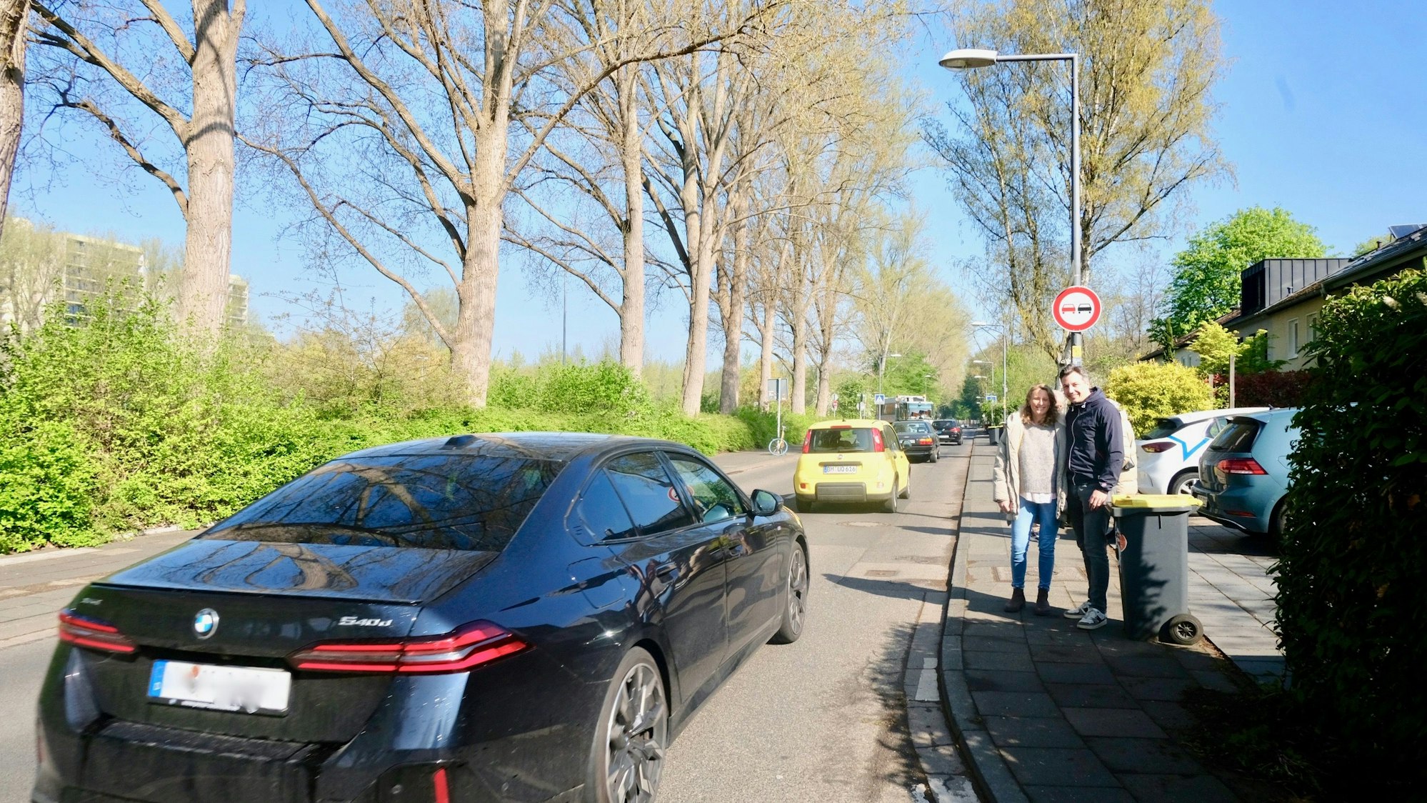 Gesa Schiffmann und Nachbar Maxime Cailliez, der ebenfalls zwei kleine Söhne hat, auf dem schmalen Gehweg des Salzburger Weges.