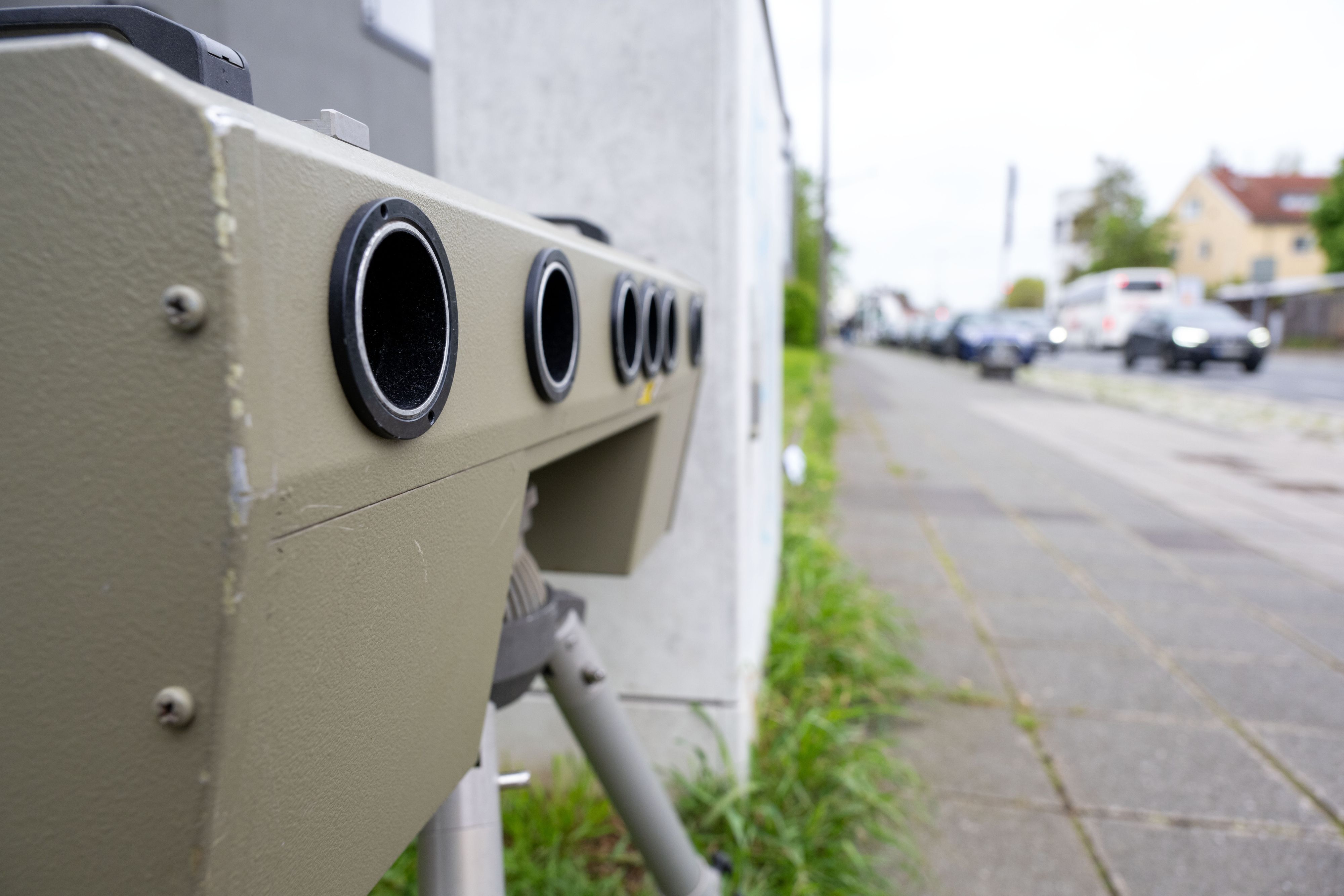 Das Foto zeigt ein Messgerät zur Geschwindigkeitskontrolle, das an einer Straße steht.