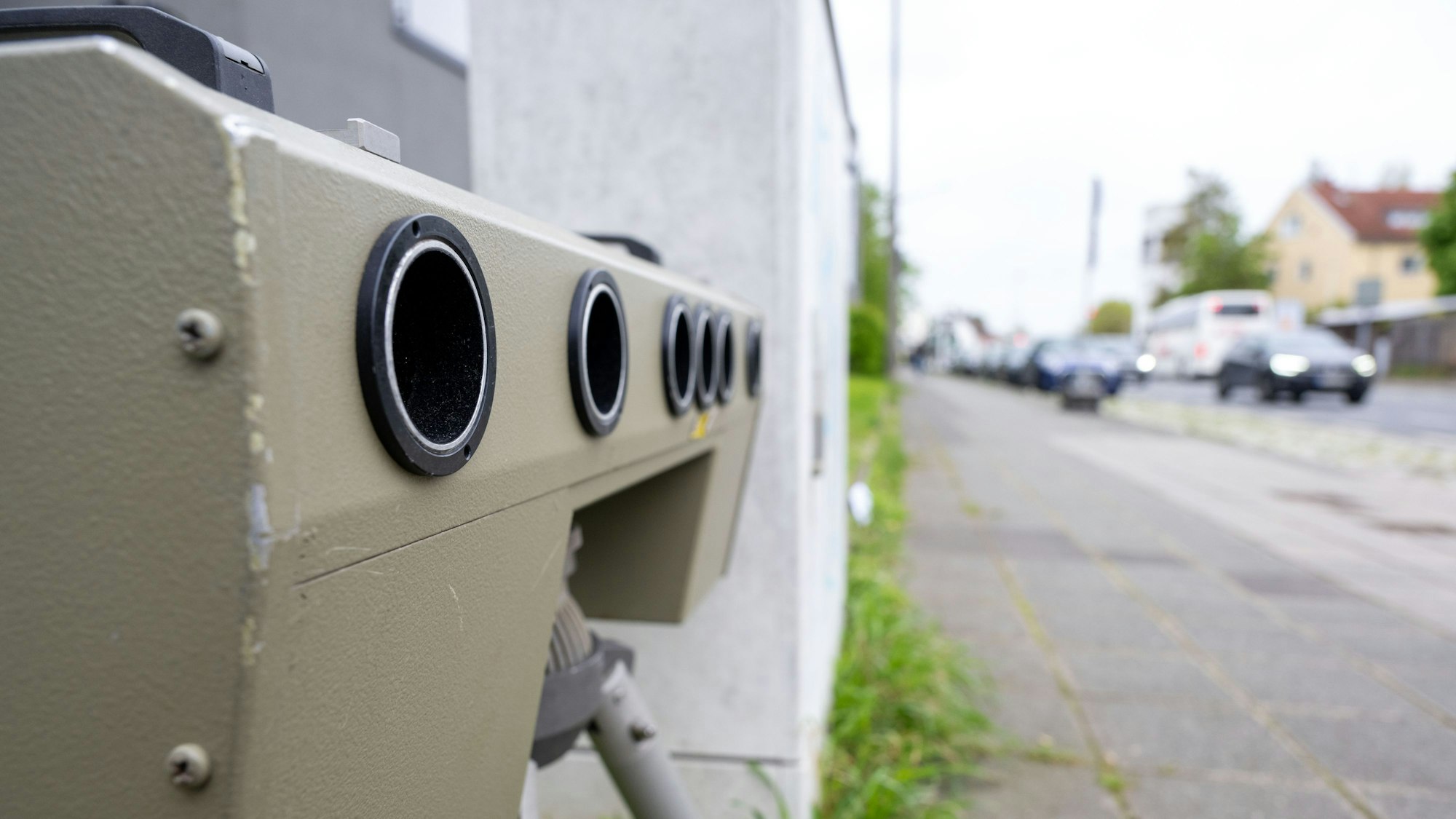 Das Foto zeigt ein Messgerät zur Geschwindigkeitskontrolle, das an einer Straße steht.