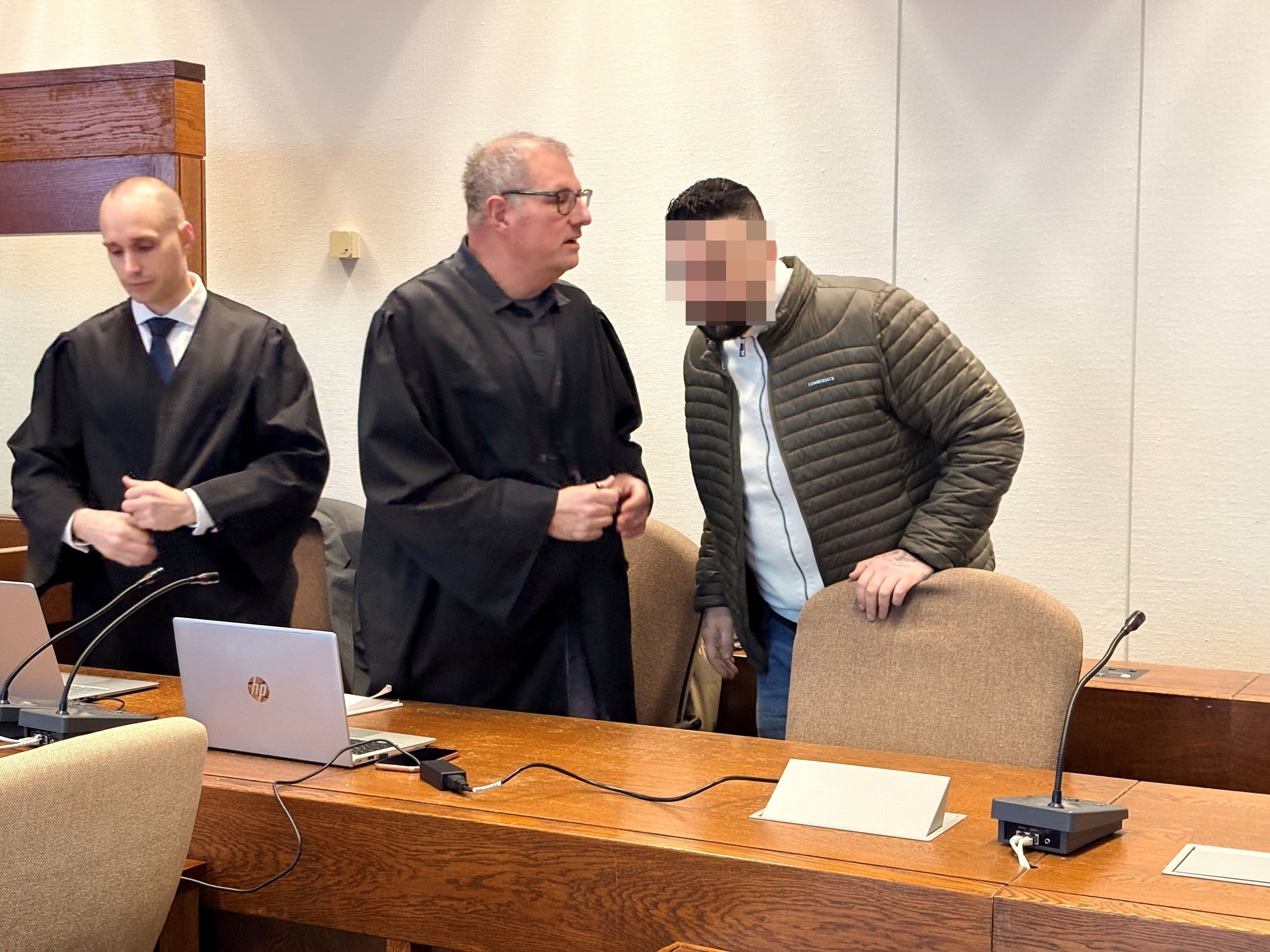 Der Angeklagte Onur G. (37) mit seinen Verteidigern Carsten Rubarth und  Fin Keith Habermann (l.) im Kölner Landgericht