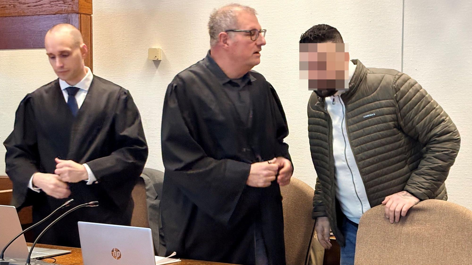Der Angeklagte Onur G. (38) mit seinen Verteidigern Carsten Rubarth und Fin Keith Habermann (l.) im Kölner Landgericht