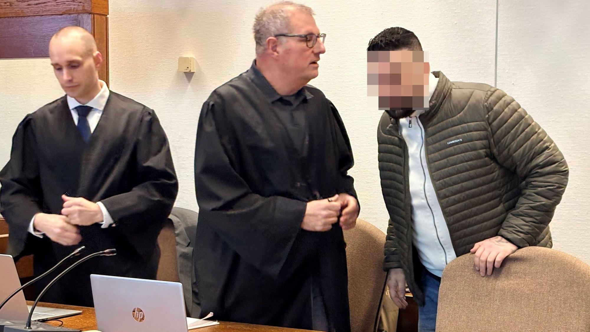 Der Angeklagte Onur G. (37) mit seinen Verteidigern Carsten Rubarth und Fin Keith Habermann (l.) im Kölner Landgericht