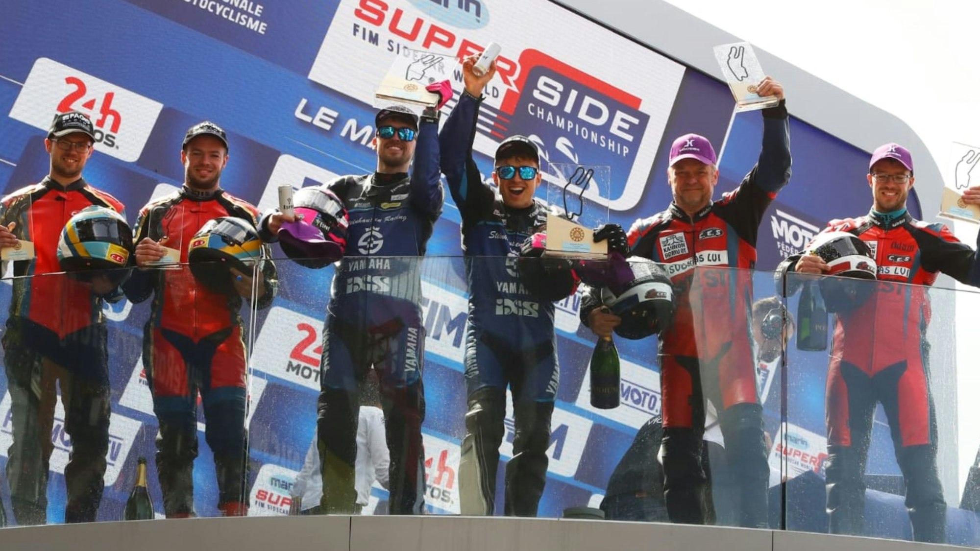 Zu sehen ist eine Siegerehrung im Motorsport