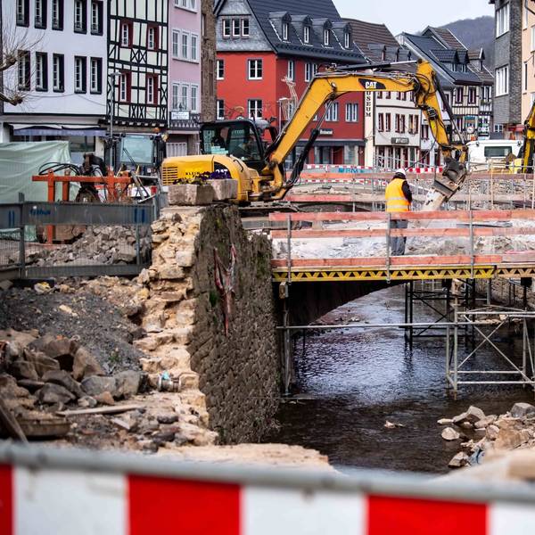 Das Bild zeigt Wiederaufbaumaßnahmen nach der Flut in Bad Münstereifel.