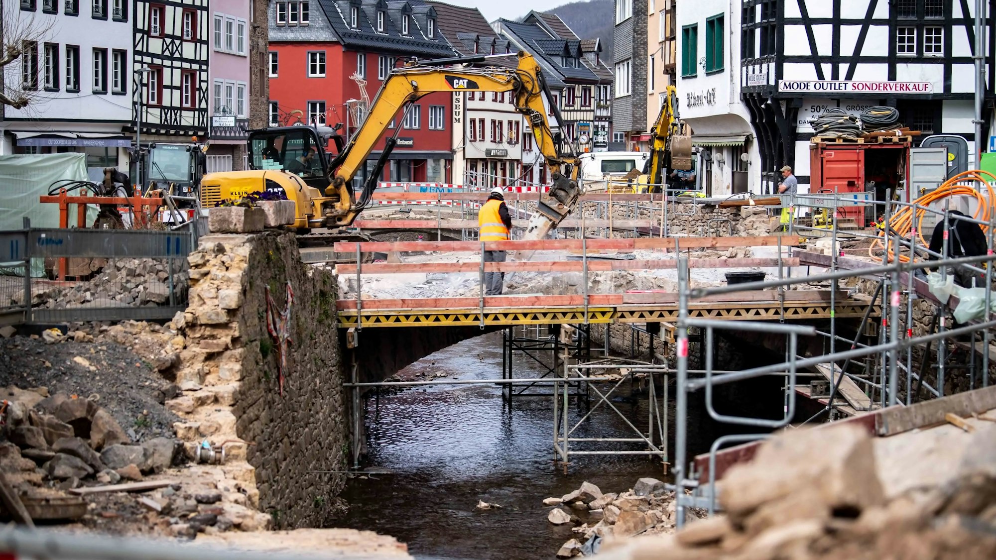 Das Bild zeigt Wiederaufbaumaßnahmen nach der Flut in Bad Münstereifel.