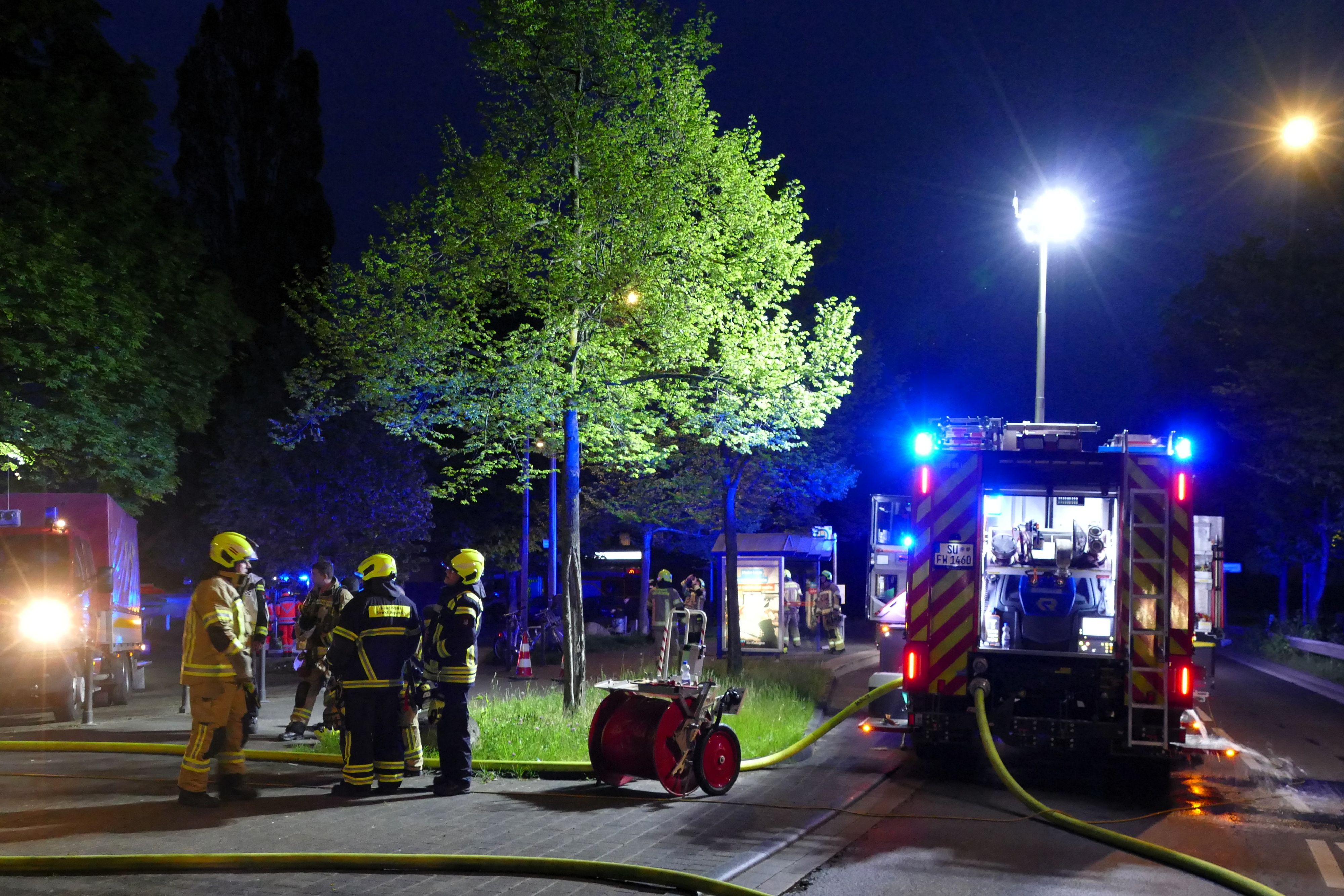 Während der Löschmaßnahmen sperrte die Polizei die Frankfurter Straße hinter dem Kreisverkehr in Buisdorf.