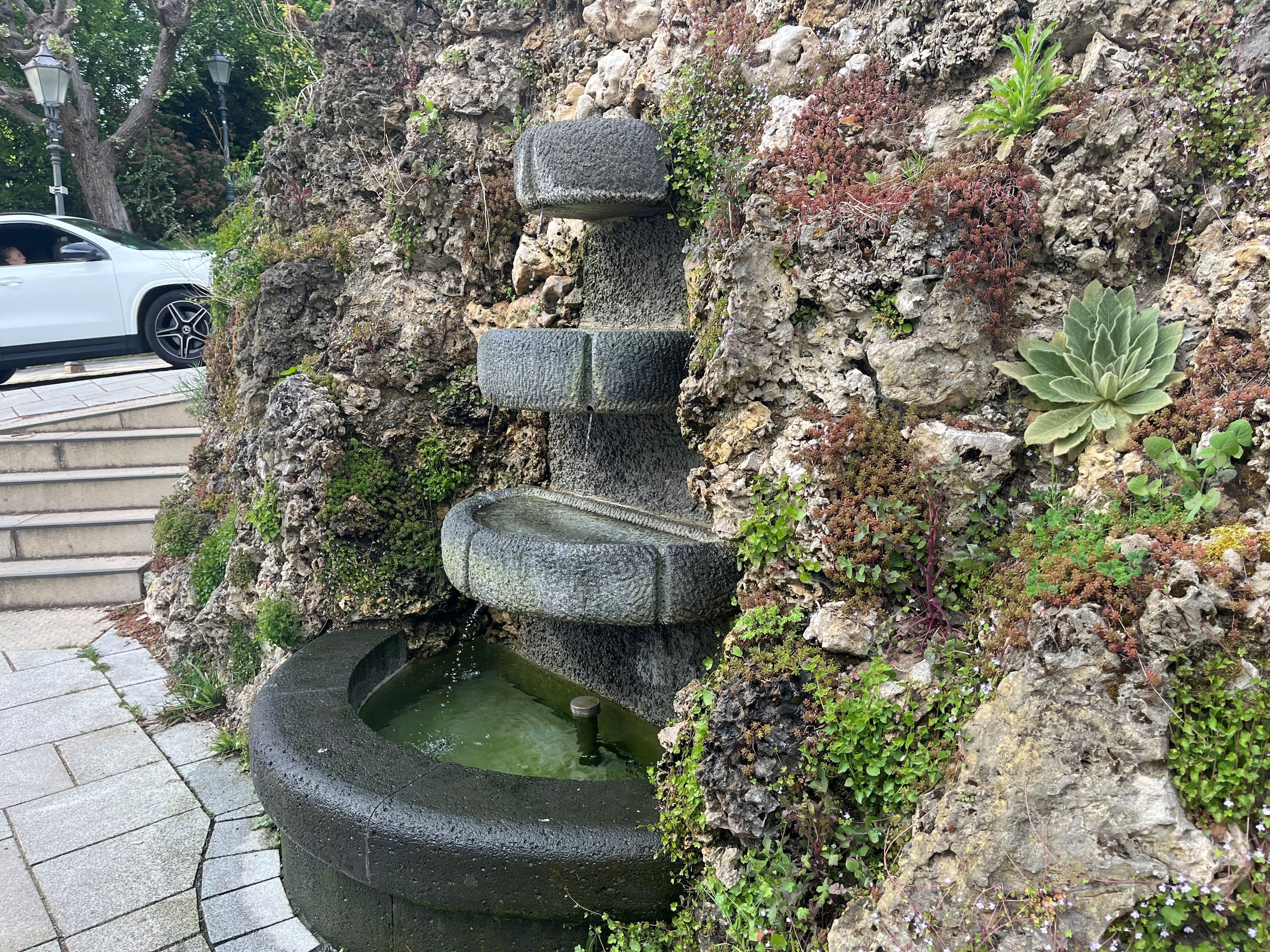 Das Wasser plätschert über die vier Becken.