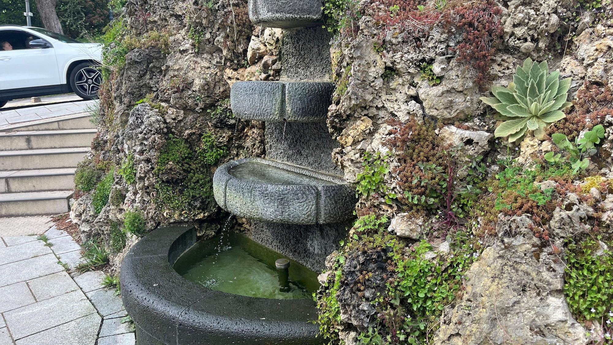 Das Wasser plätschert über die vier Becken.