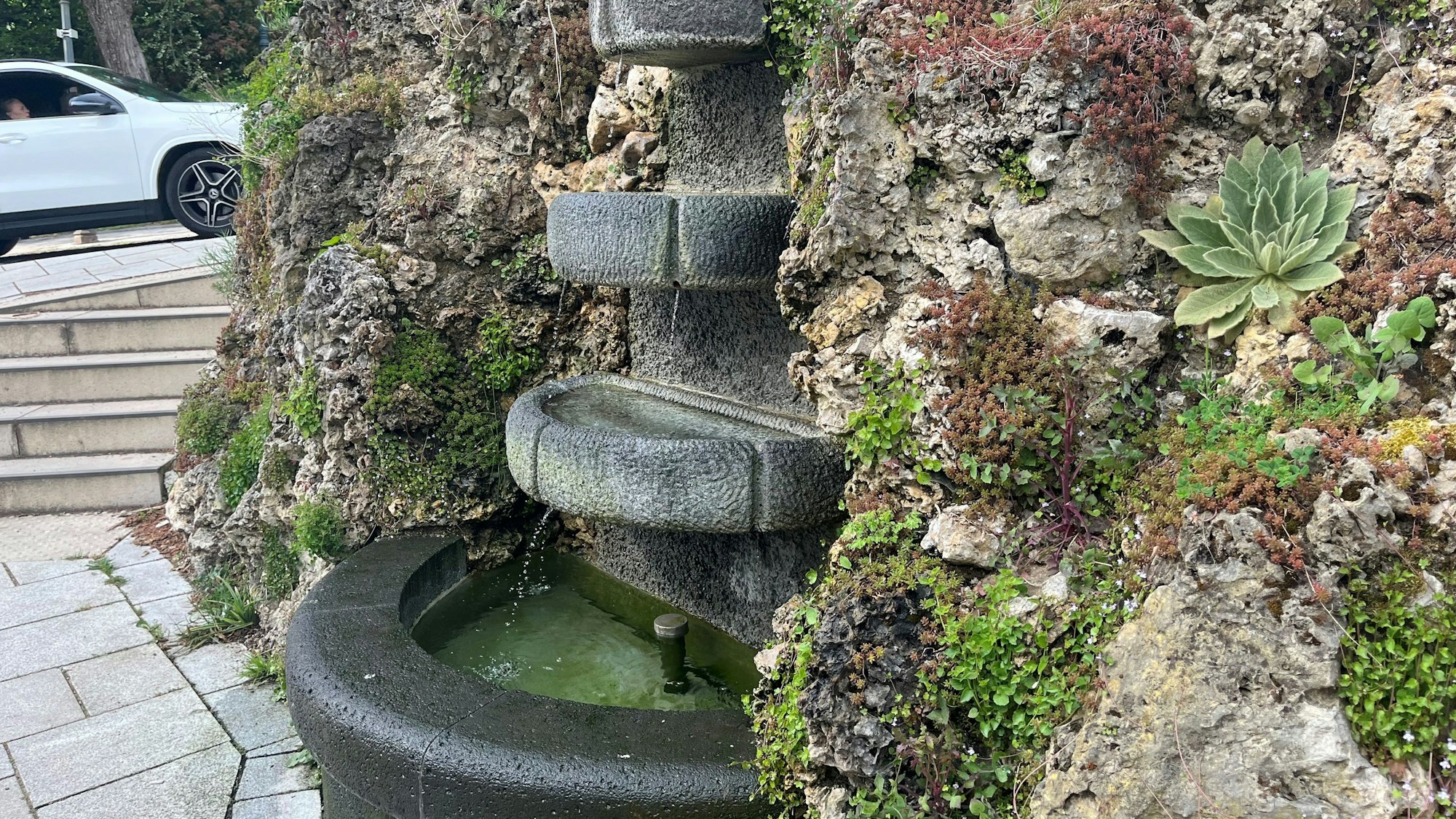 Das Wasser plätschert über die vier Becken.