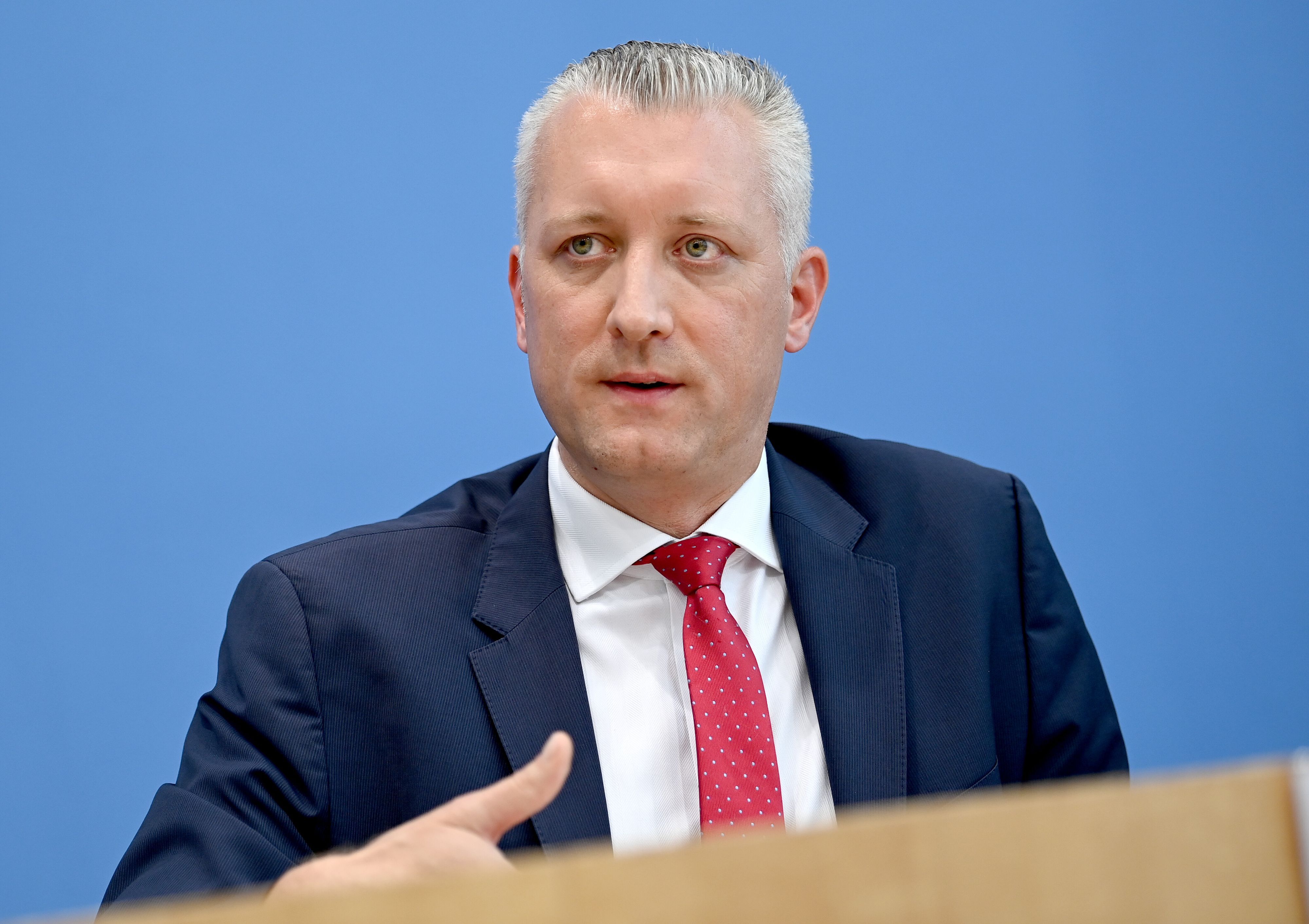 Peter Matuschek, Leiter von Forsa, spricht bei einer Pressekonferenz