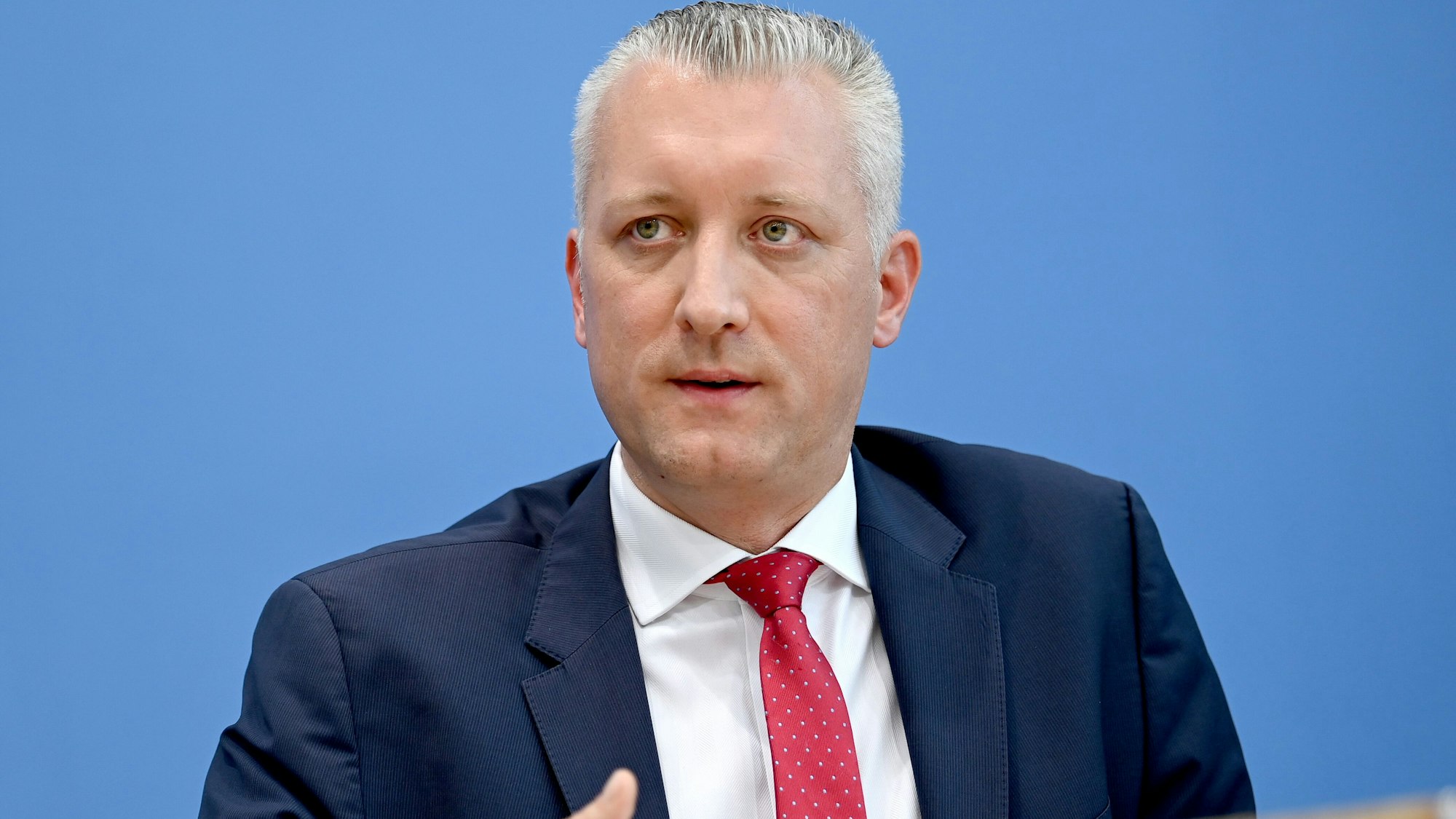 Peter Matuschek, Leiter von Forsa, spricht bei einer Pressekonferenz