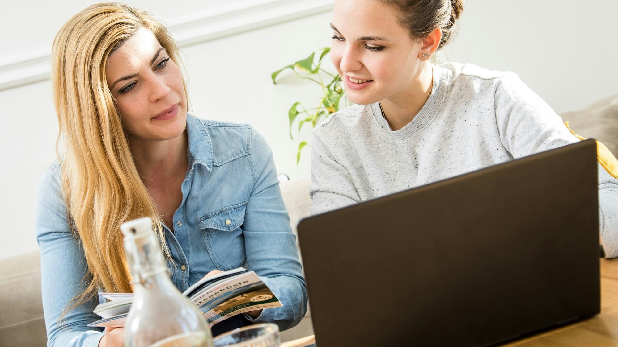 Zwei Frauen buchen online eine Reise