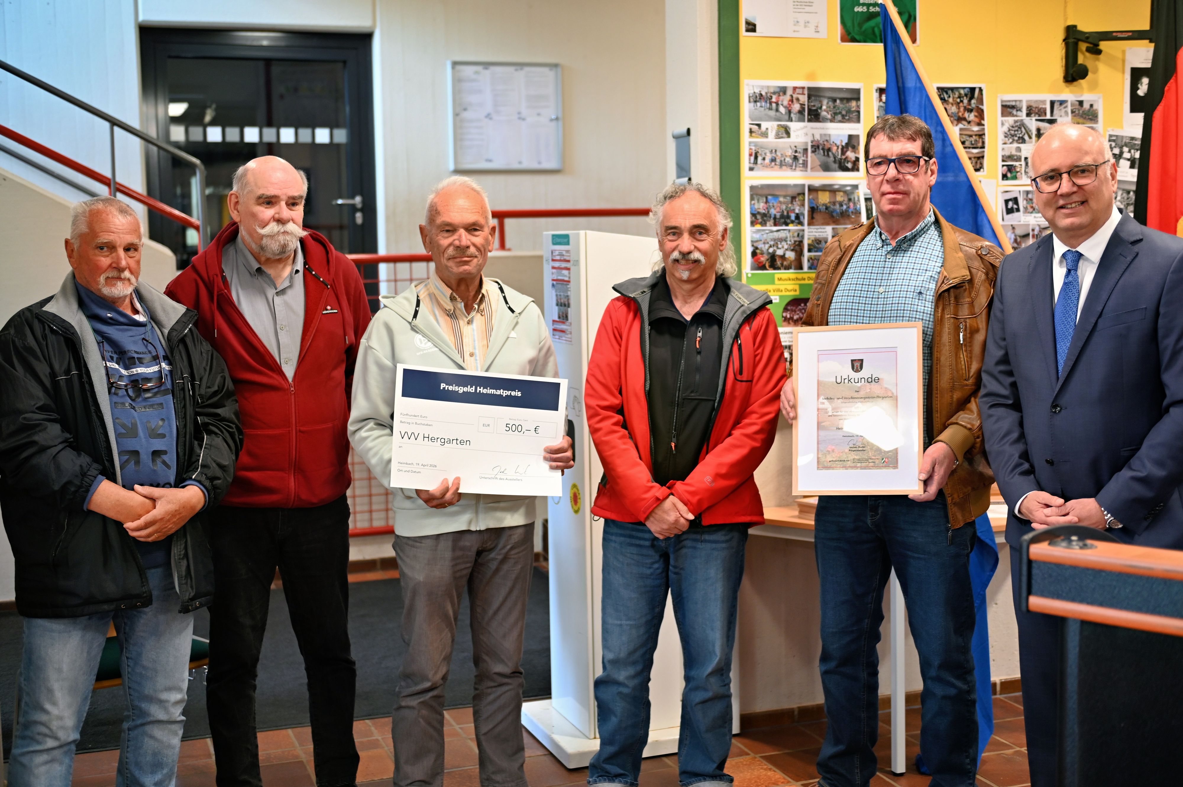 Fünf Männer stehen nebeneinander.