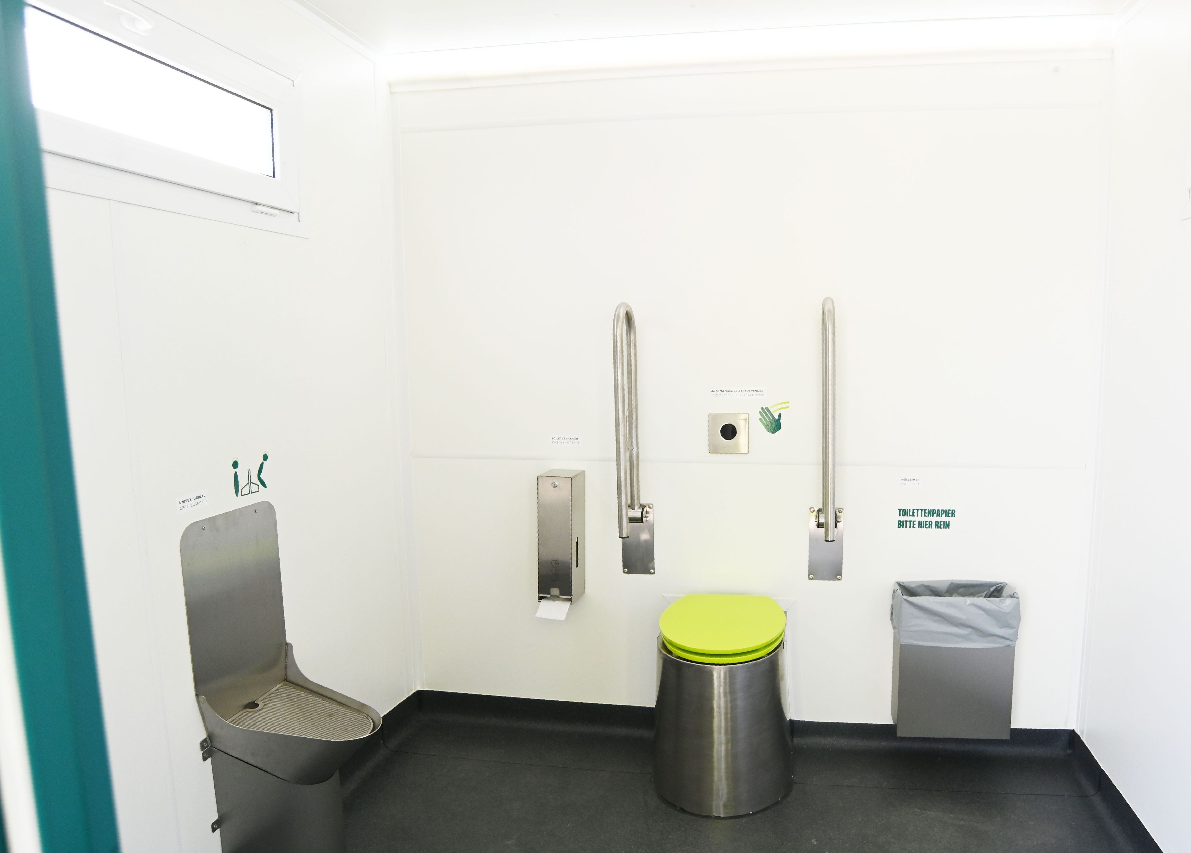 22.04.2026 Köln. Die zweite Trockentoilette von Holy Shit wurde an der Uniwiese eröffnet. Foto: Alexander Schwaiger