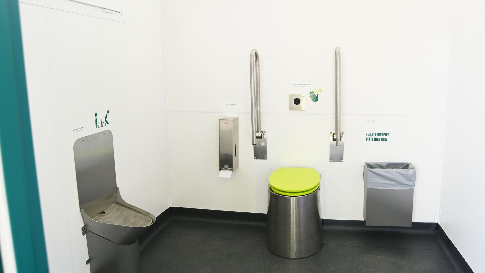 22.04.2026 Köln. Die zweite Trockentoilette von Holy Shit wurde an der Uniwiese eröffnet. Foto: Alexander Schwaiger