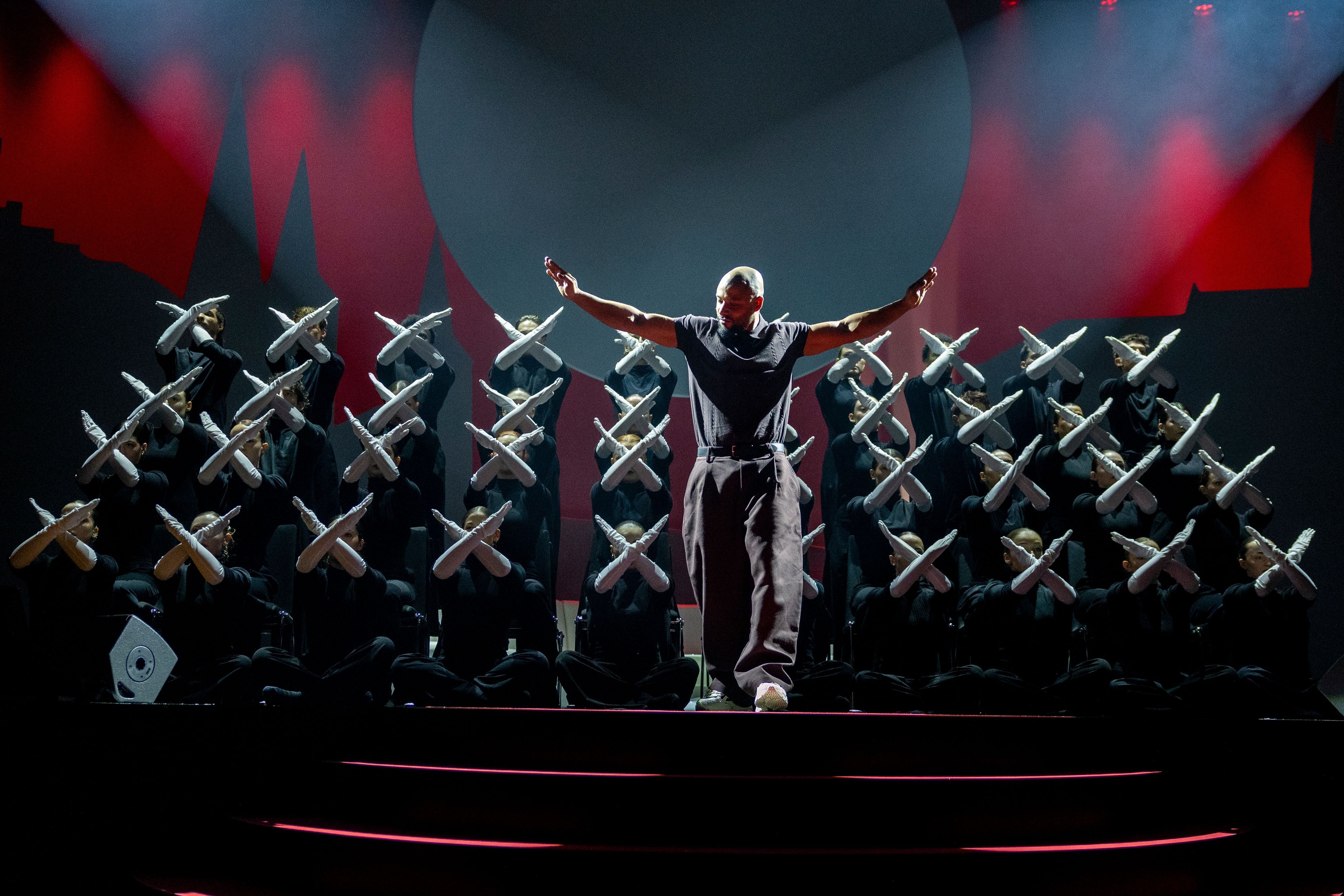 Die Tanzperformance des Choreografen Sadeck Waff und seines Ensembles bildete den Auftakt des Bühnenprogramms,