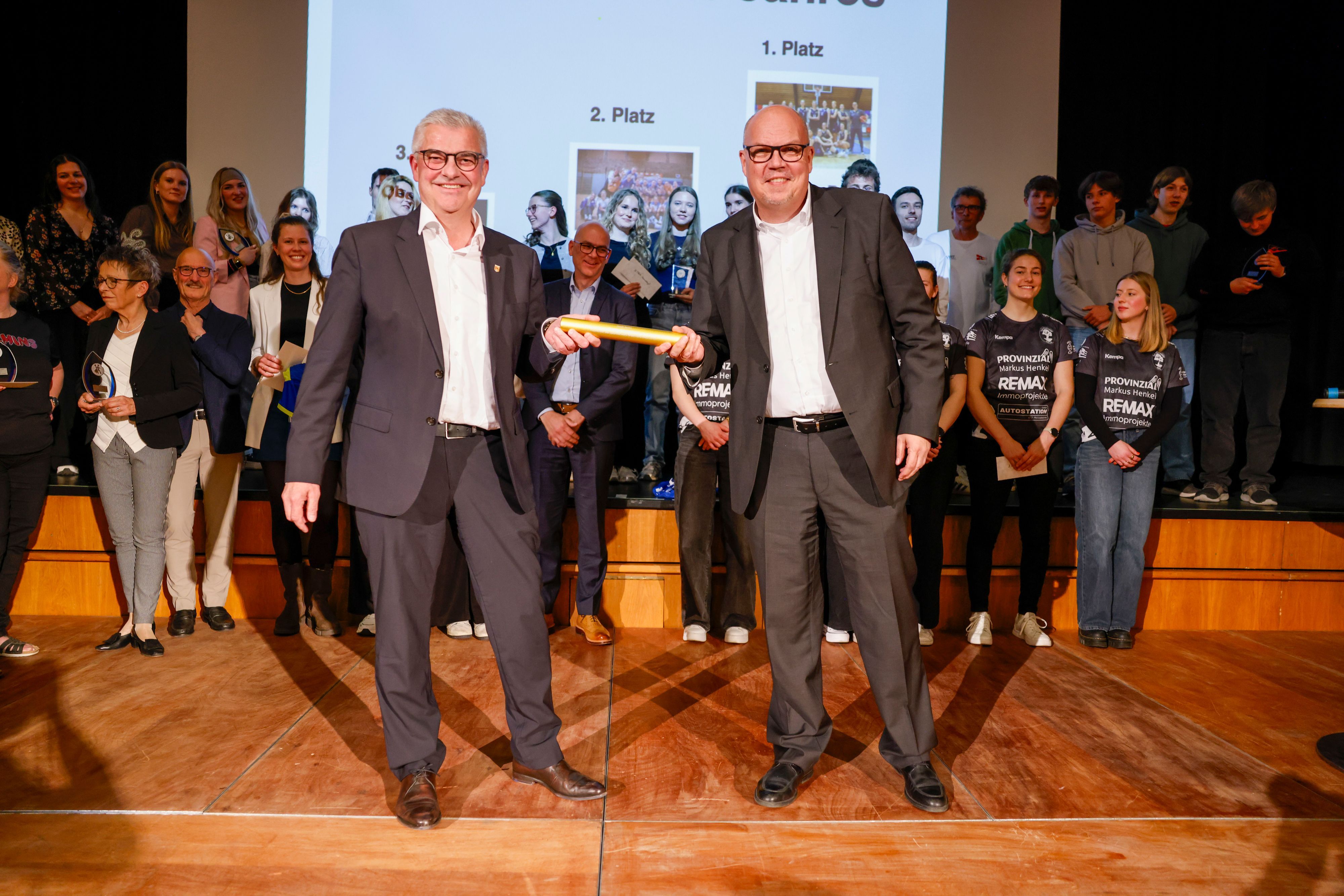 Frechens Bürgermeister Uwe Tietz (r.) gab den Staffelstab an seinen Amtskollegen Dr. Marc Prokop aus Brühl weiter. In der Schlossstadt findet 2027 die nächste Siegerehrung der Sportlerwahl statt.