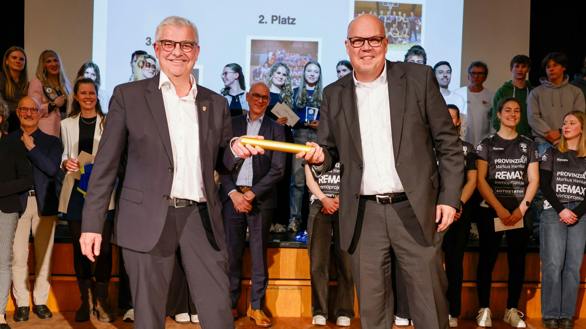 Frechens Bürgermeister Uwe Tietz (r.) gab den Staffelstab an seinen Amtskollegen Dr. Marc Prokop aus Brühl weiter. In der Schlossstadt findet 2027 die nächste Siegerehrung der Sportlerwahl statt.