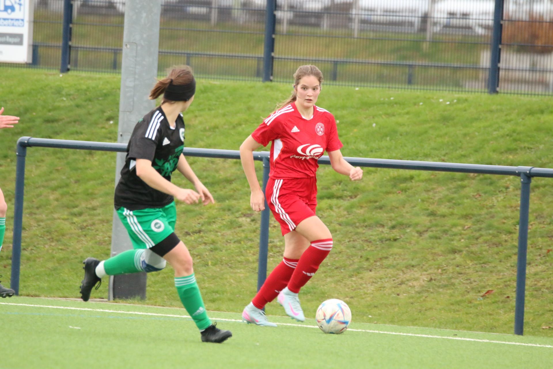 Melina Born hatte auf der linken Seite einige Freiräume und wird von einer Gegenspielerin verfolgt.