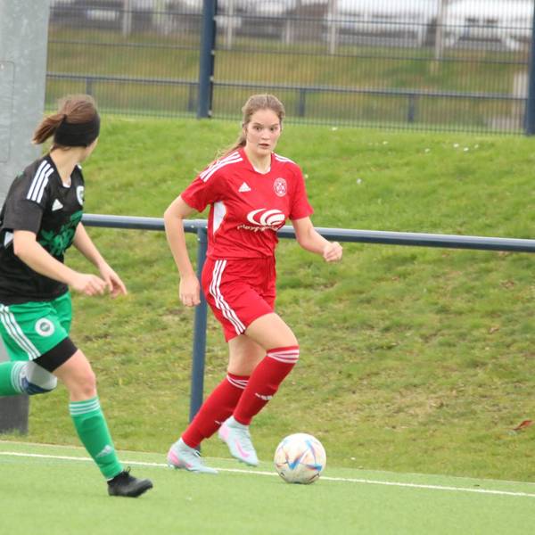 Melina Born hatte auf der linken Seite einige Freiräume und wird von einer Gegenspielerin verfolgt.