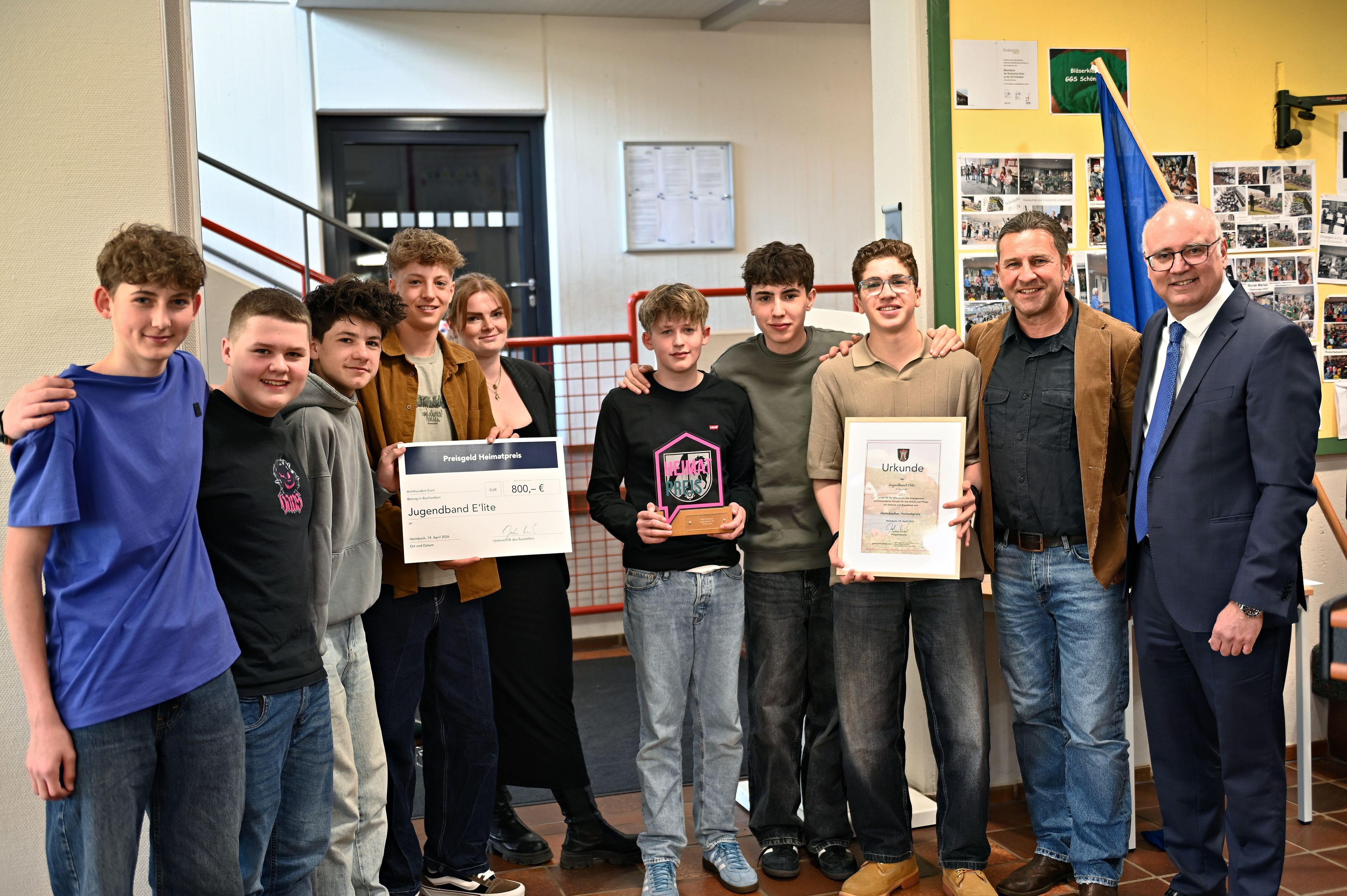 Die Mitglieder der Band präsentieren die Urkunde und den Scheck, rechts im Bild steht Bürgermeister Jochen Weiler.