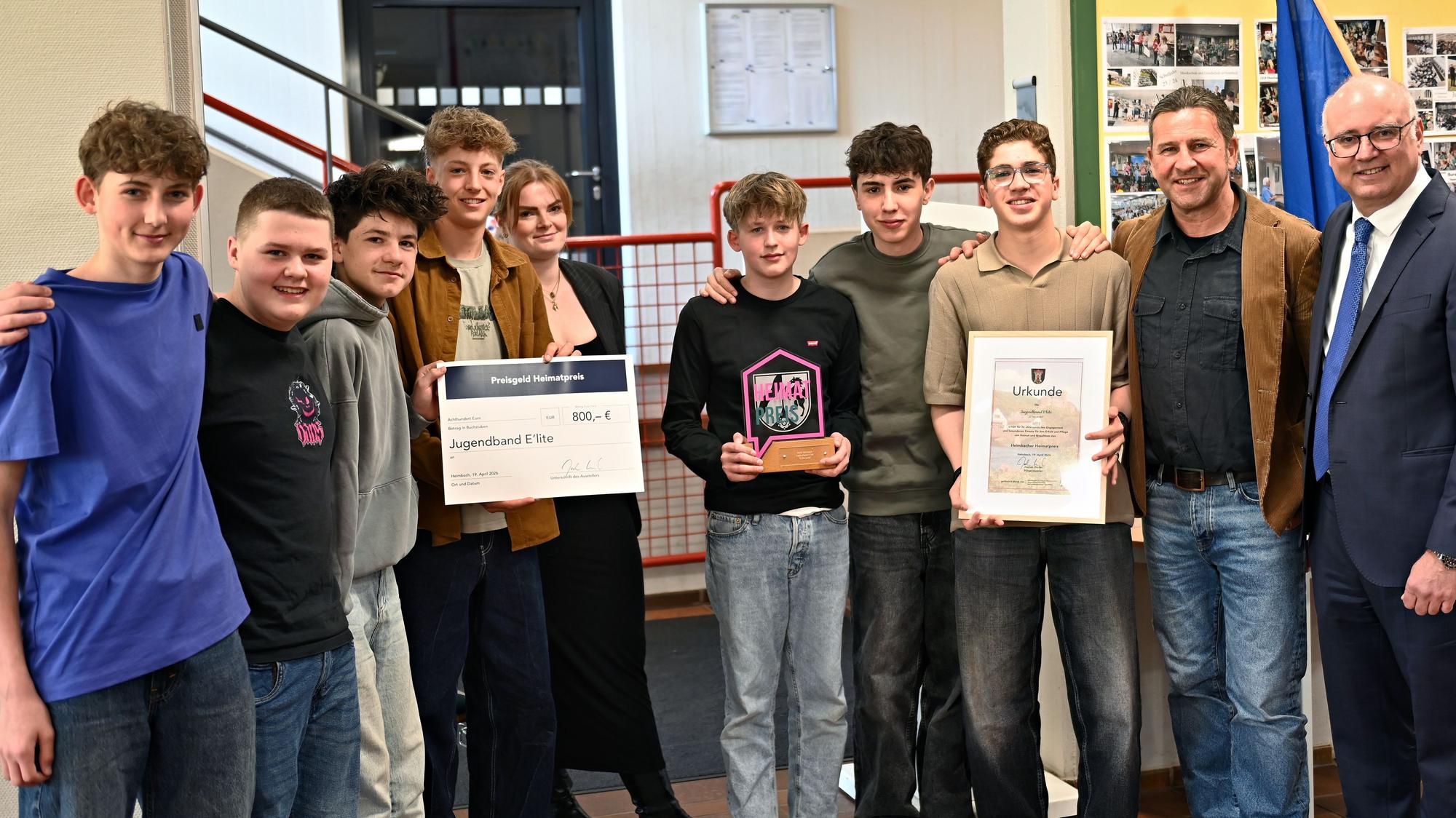 Die Mitglieder der Band präsentieren die Urkunde und den Scheck, rechts im Bild steht Bürgermeister Jochen Weiler.